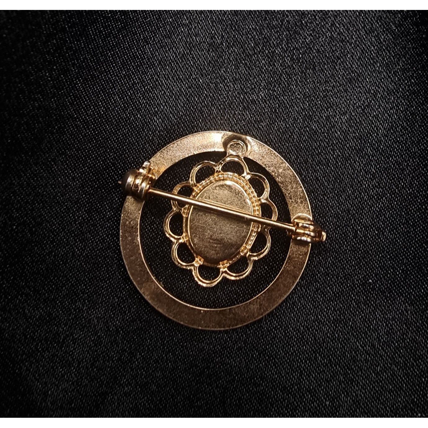 Vintage Vintage Gold-Tone Resin Cameo Brooch With Floral Detailing & Size ONE SIZE - 5 Thumbnail