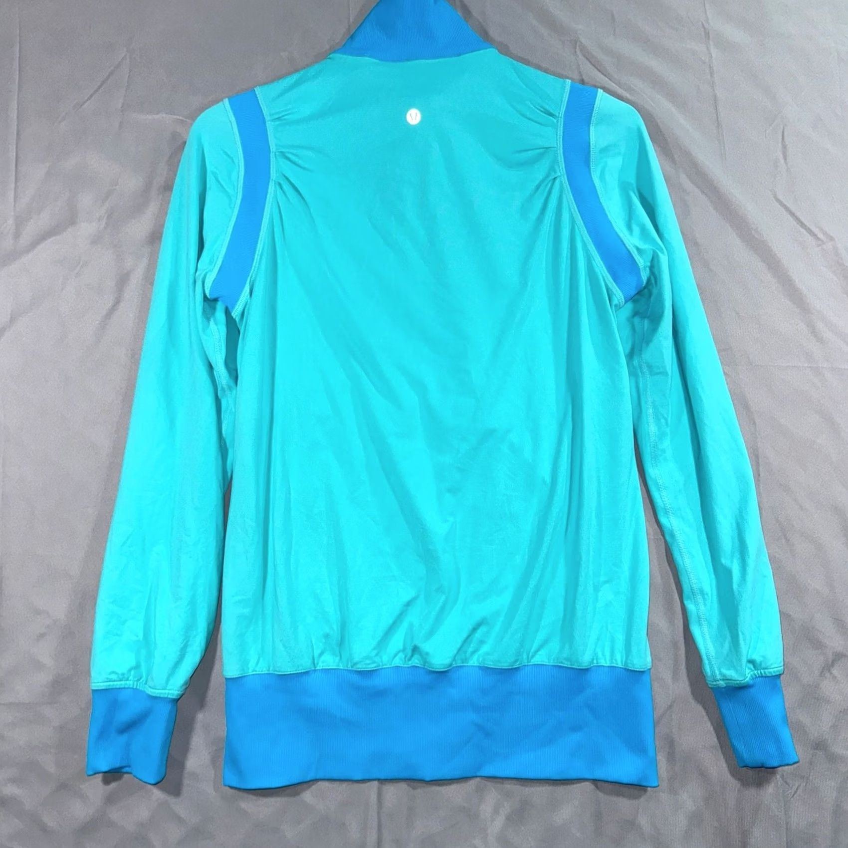 Lululemon Lululemon Reversible Raja Floral Track Jacket Women's Medium Blue Floral Zip Jacket Size M / US 6-8 / IT 42-44 - 4 Thumbnail