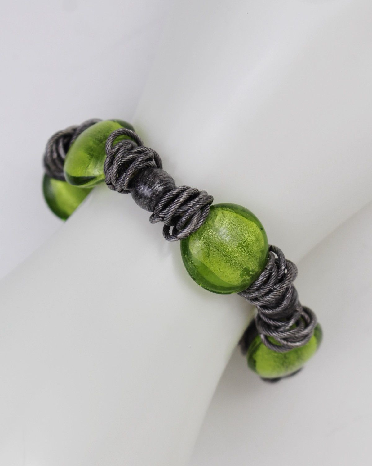 Vintage 2000S JAPANESE MADE GREEN GLASS BEAD & METAL COIL BRACELET Size ONE SIZE - 2 Thumbnail