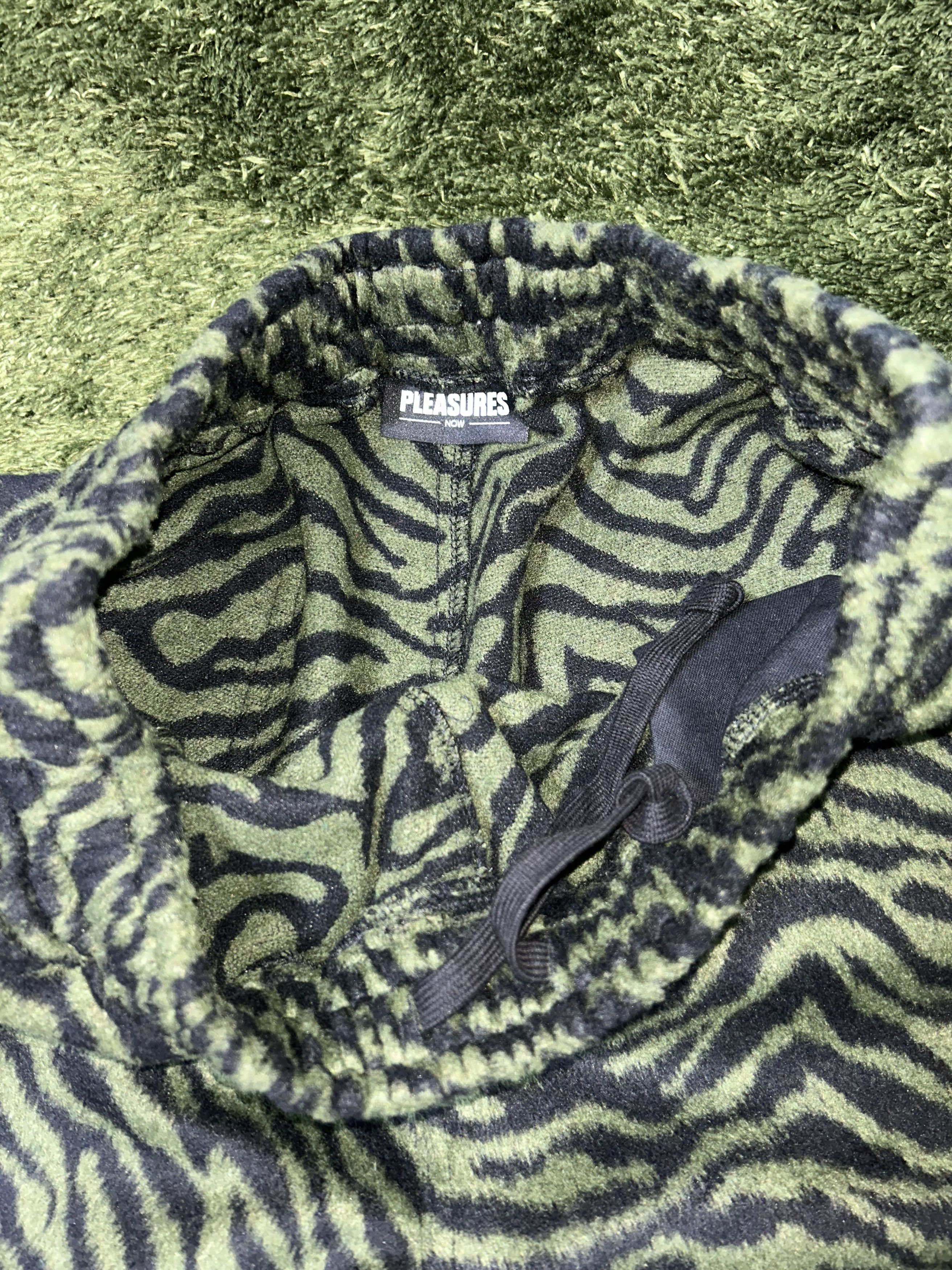 Pleasures [M] pleasures fuzzy stripe pattern shorts Size US 34 / EU 50 - 3 Thumbnail