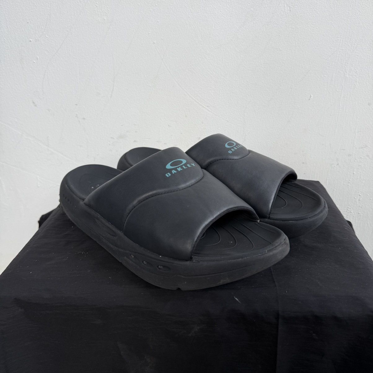 Oakley Vintage Black Oakley Logo Slides Size US 12 / EU 45 - 3 Thumbnail