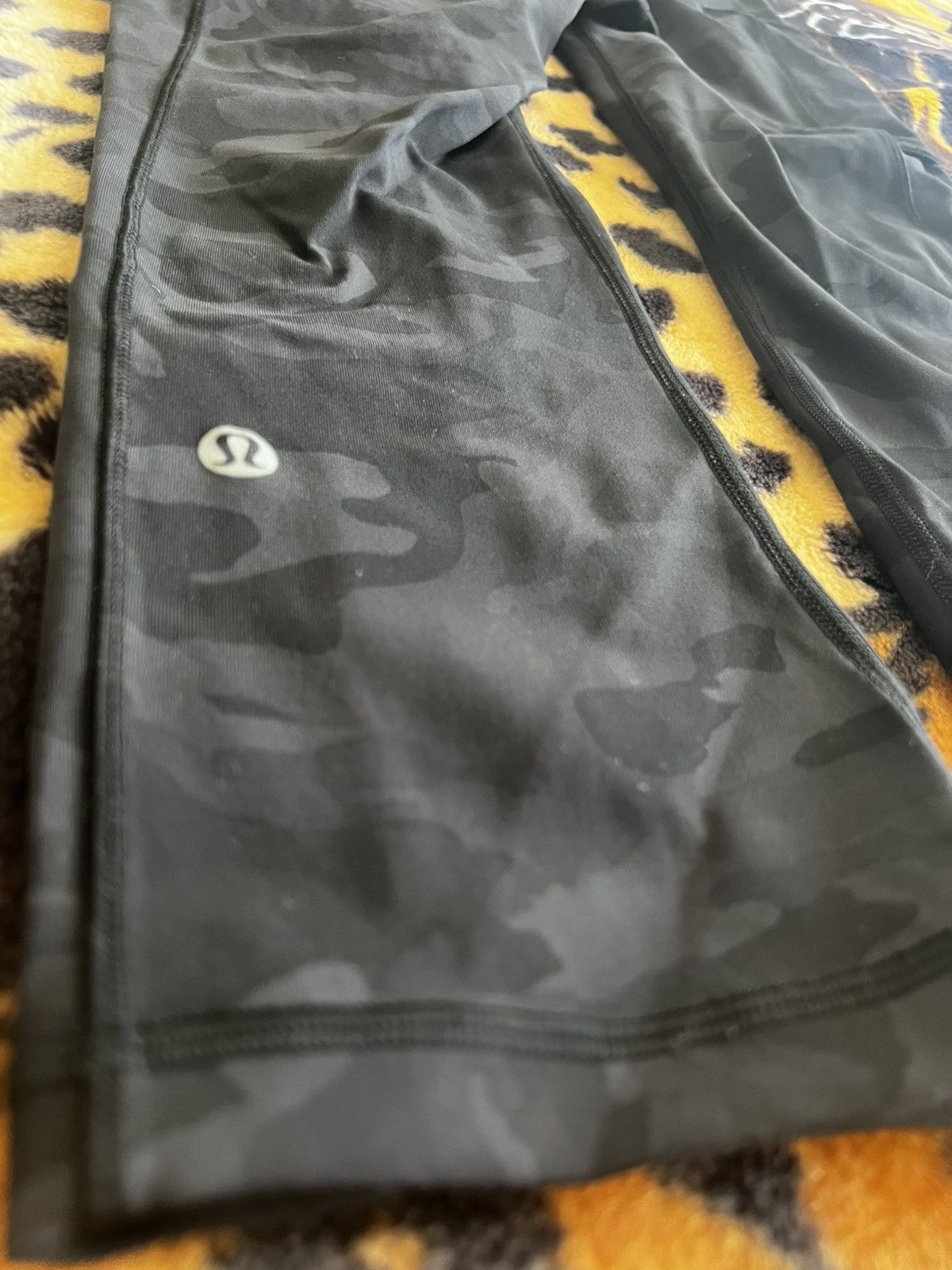 Lululemon Lululemon Black Camo Women’s Leggings Size 27" / US 4 / IT 40 - 3 Thumbnail