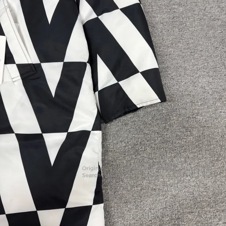 Valentino Valentino Wear a down jacket with a large logo printed on Size US M / EU 48-50 / 2 - 3 Thumbnail