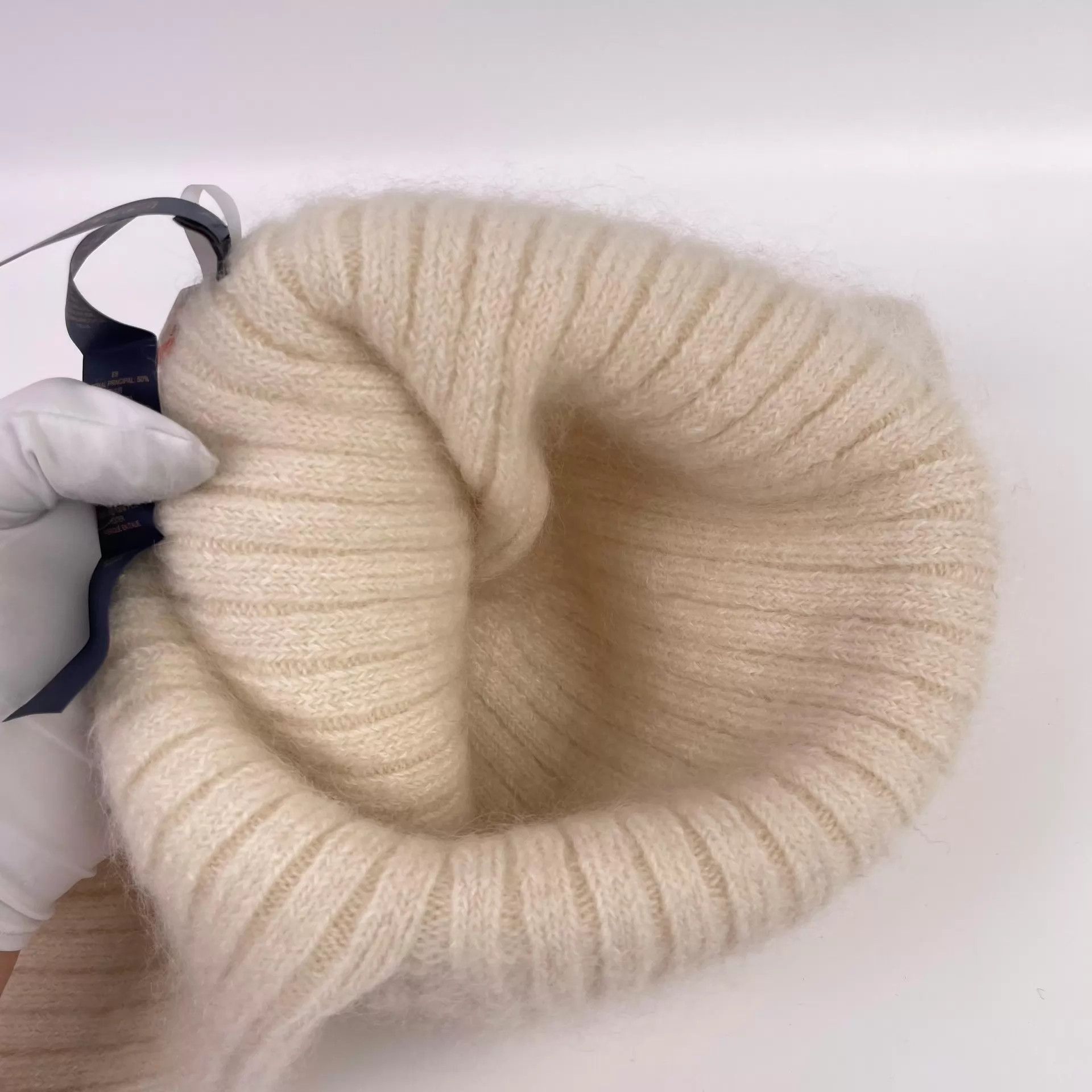 Louis Vuitton LV pilot earflap beanie white Size ONE SIZE - 9 Thumbnail