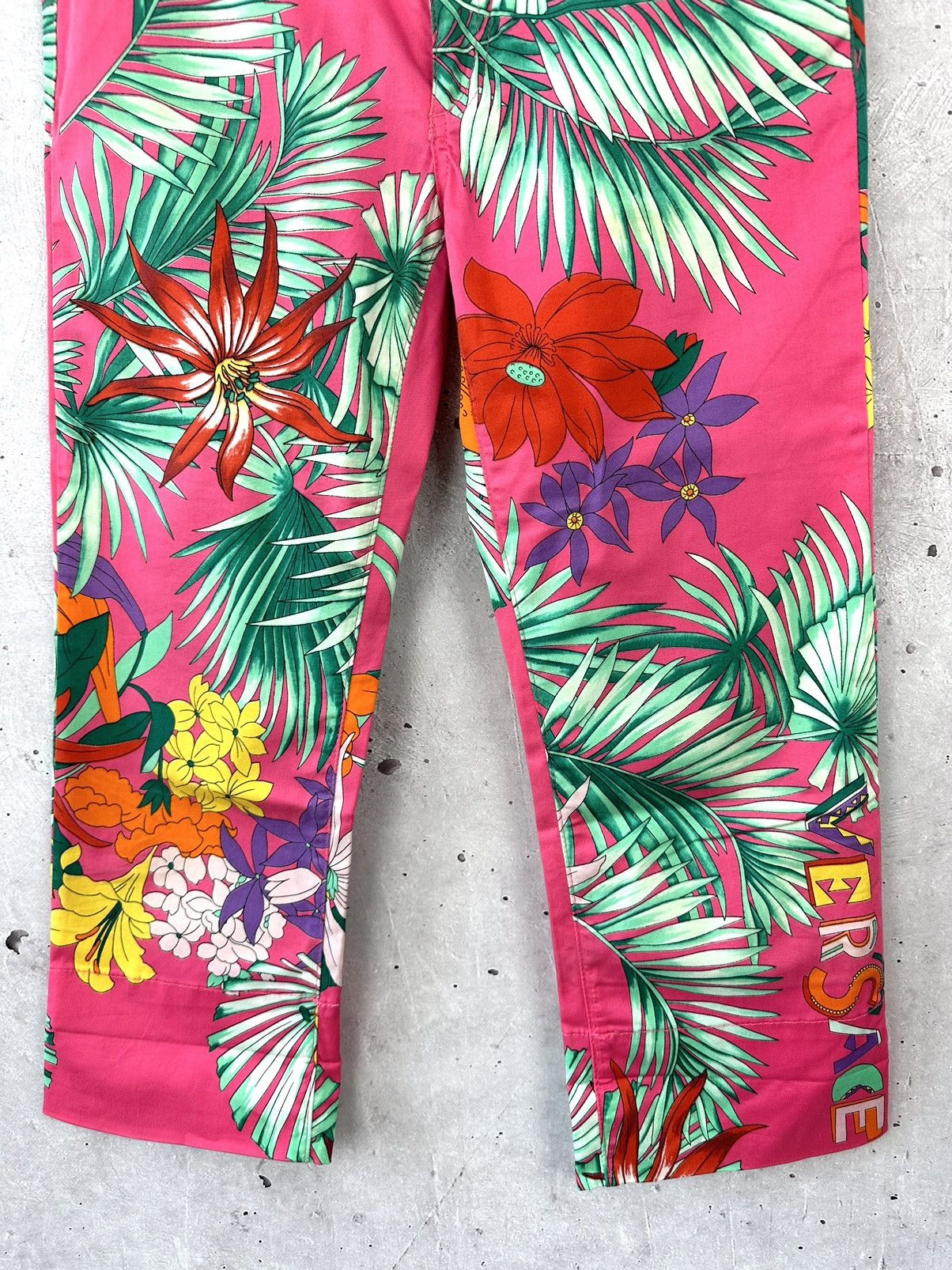 Versace Jeans Couture × Vintage Vintage Versace Jeans Couture Tropical Plants Cropped Pants Size 28" / US 6 / IT 42 - 4 Thumbnail