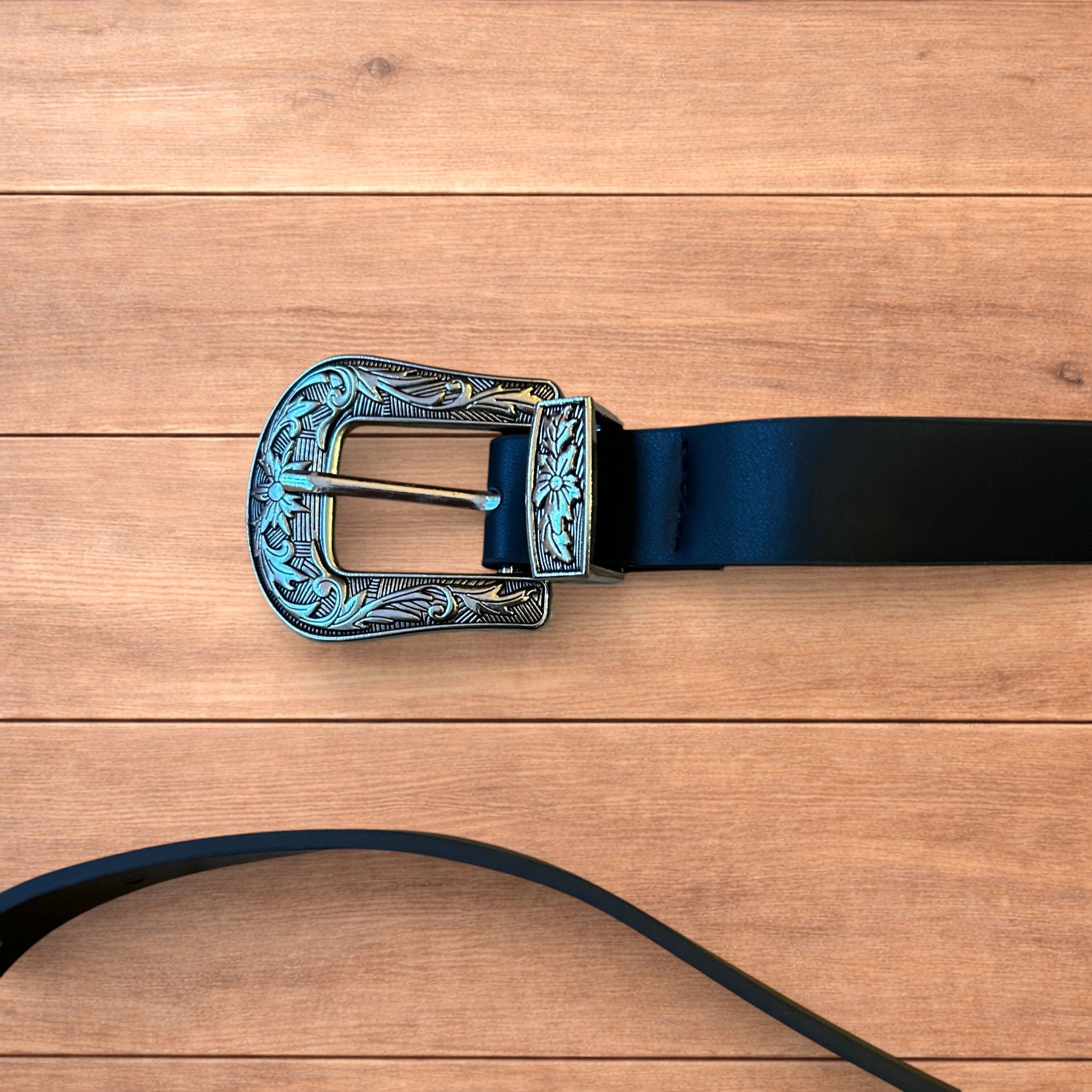 Japanese Brand Faux leather western cowboy belt in black with silver trim. Size ONE SIZE - 2 Thumbnail