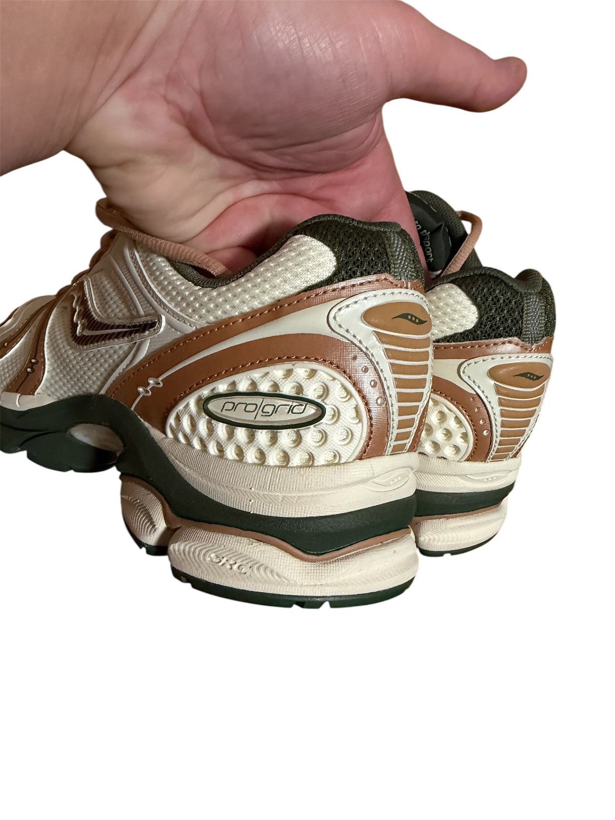 Saucony 🔥Saucony & Friends Progrid Triumph 4 Cream Doe sneakers Size US 9 / EU 42 - 6 Thumbnail
