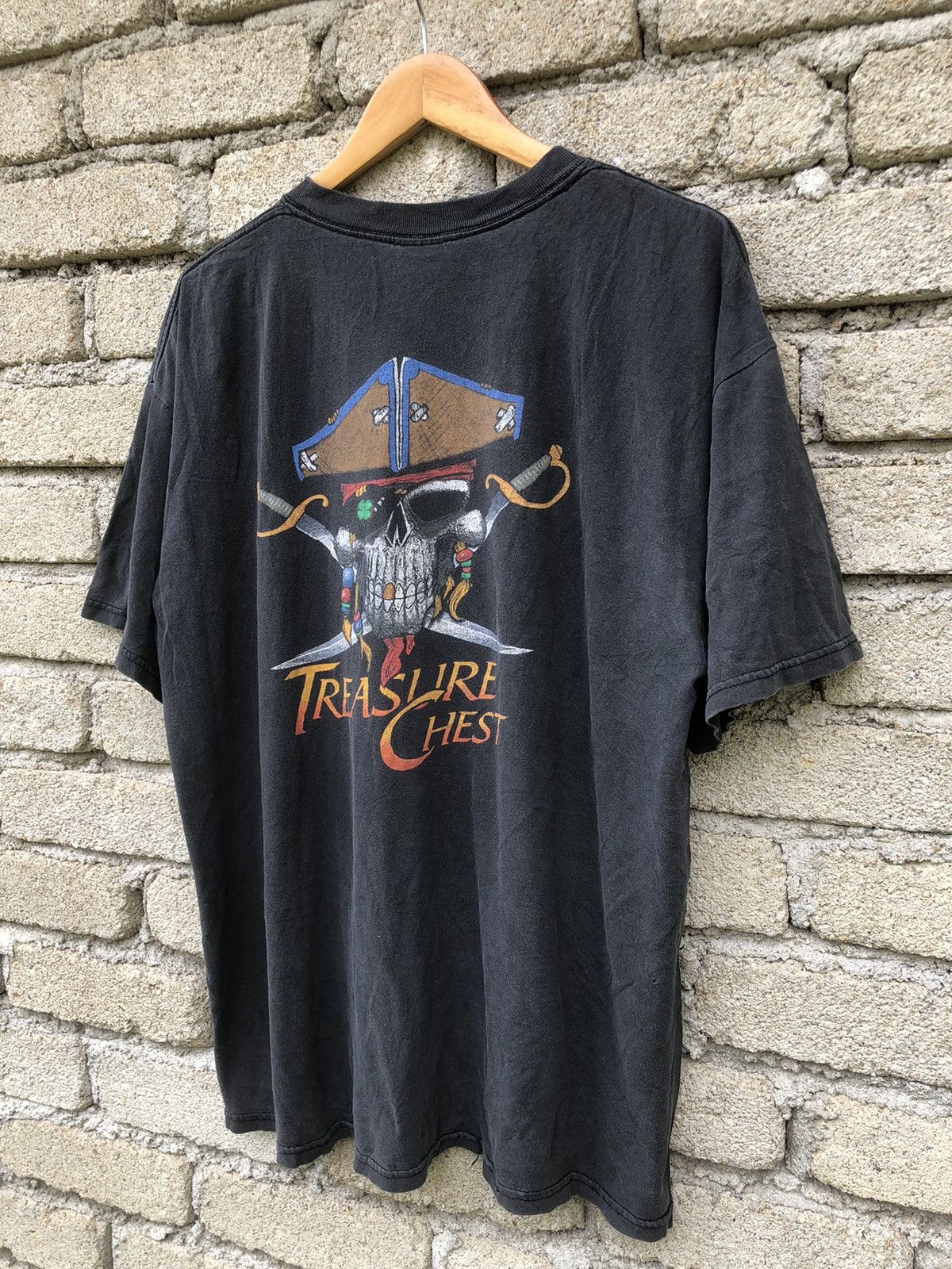 Vintage Vintage Sunfaded Edgewater Casino Treasure Chest Tshirt Size US XL / EU 56 / 4 - 2 Thumbnail