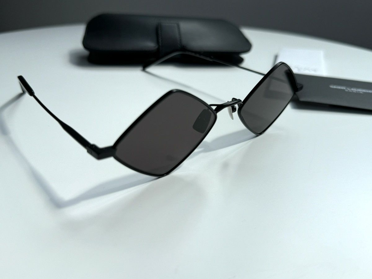 Yves Saint Laurent New Sunglasses SAINT LAURENT SL 302 Lisa 002 Size ONE SIZE - 5 Thumbnail
