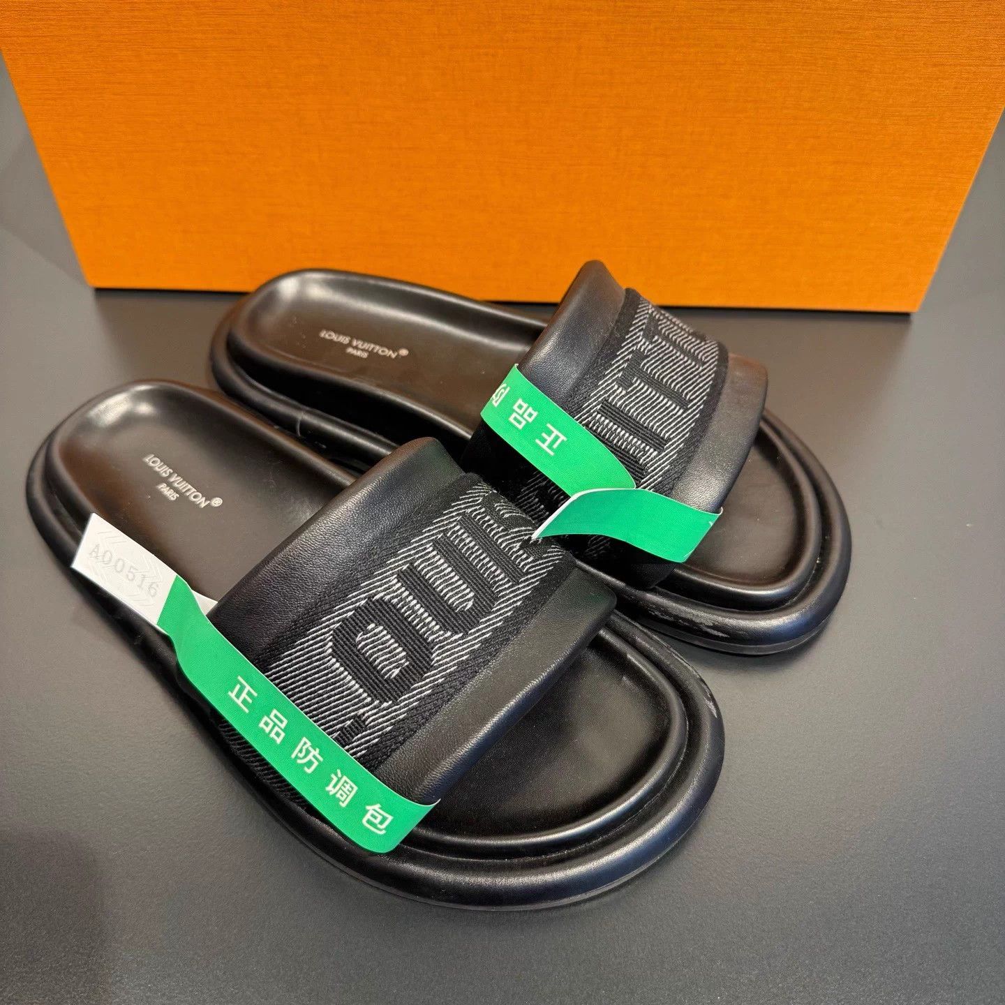 Louis Vuitton LV Bliss 24ss 1-strap Embroidered Slide Black 35 Size US 4 / IT 34 - 1 Thumbnail