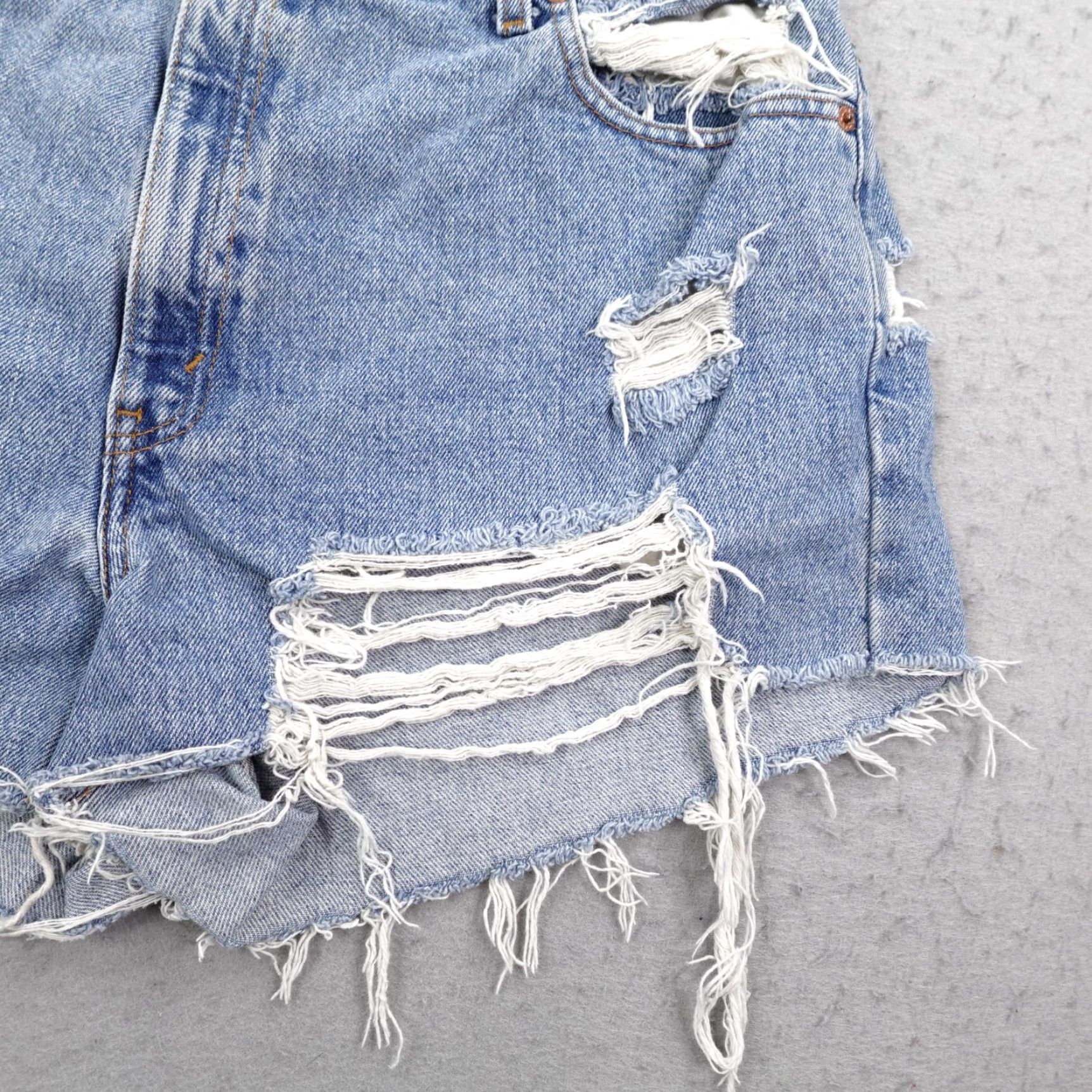 Levi's VINTAGE Levi's Shorts Womens 16 Blue Denim Cut-Off 90s Relaxed Distressed Size 38" / US 16 / IT 52 - 4 Thumbnail