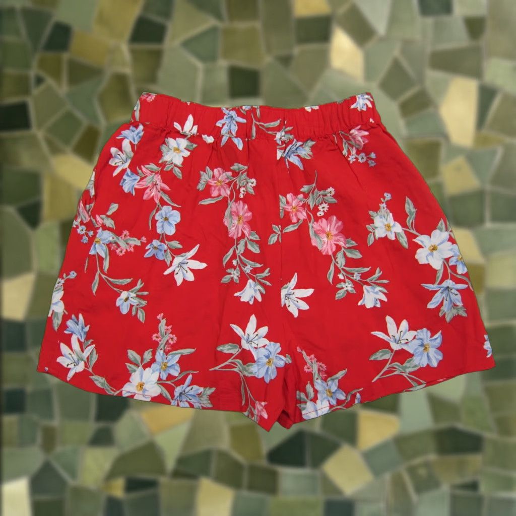 H&M NWT H&M 100% Rayon Red Floral High Rise Waist Short Women 0/4 Pocket Side Pockets 23" Waist 28" Stretched 36" Hip Inseam 2" Rise Beige? Wait no. Size 40" / US 18 - 1 Thumbnail