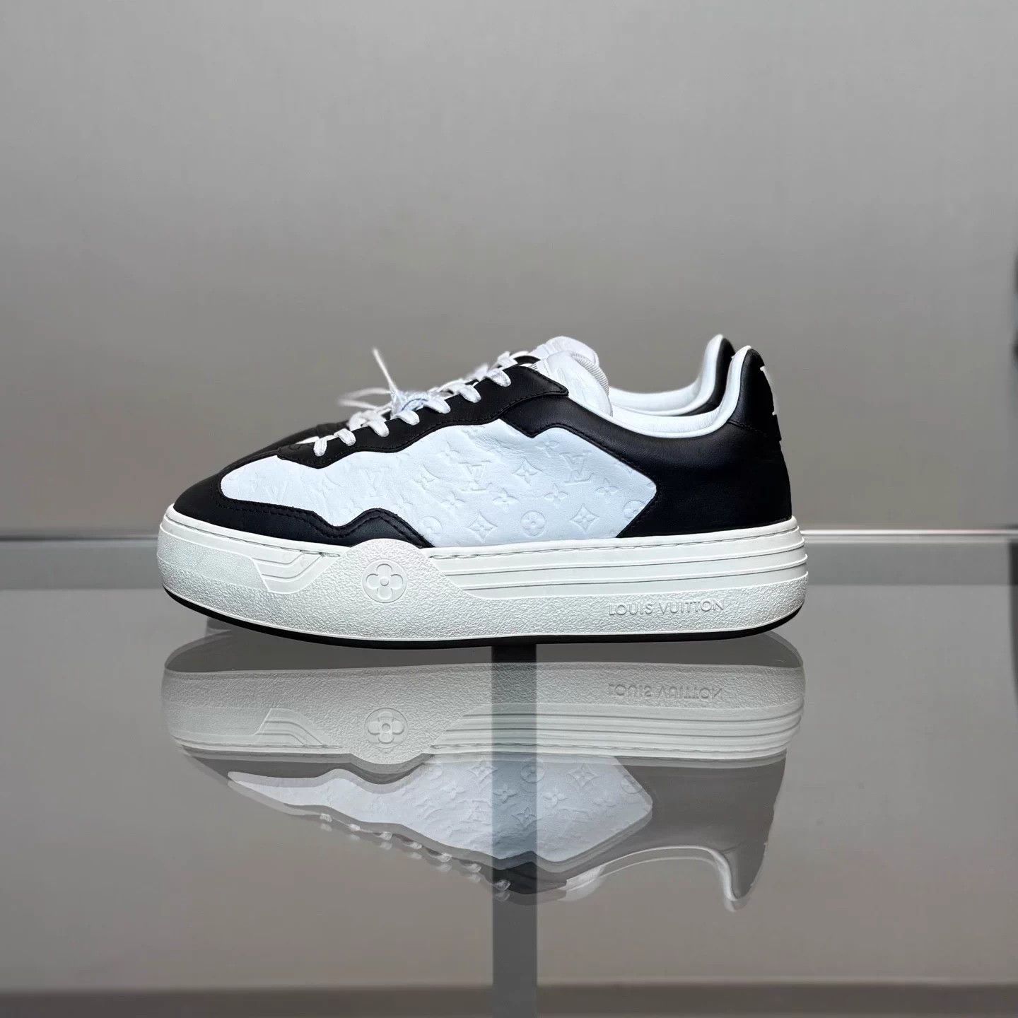 Louis Vuitton LV GROOVY PLATFORM B/W Monogram embossed sneakers 37.5 98 Size US 7 / IT 37 - 5 Thumbnail