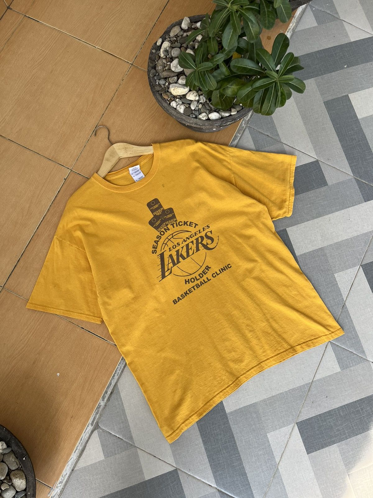 NBA × Vintage 90’s LA Lakers Season Pass Ticket Tees (Old Logo) Size US XL / EU 56 / 4 - 1 Thumbnail