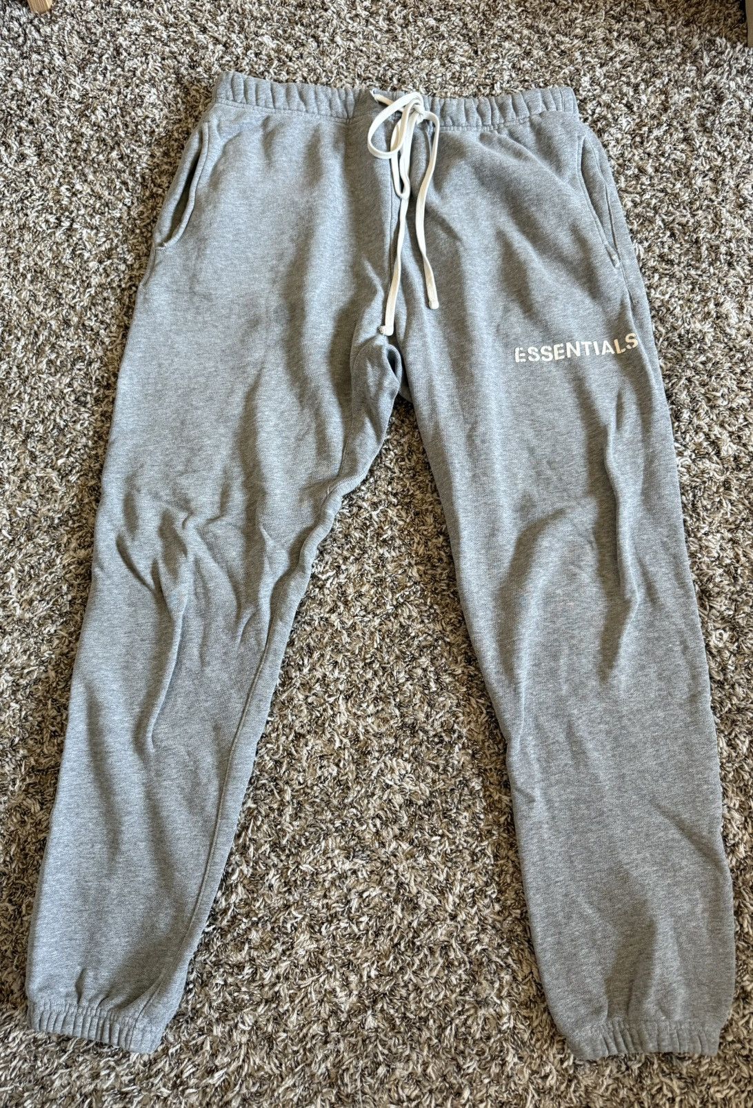Essentials Grey Fear of God Essentials first release sweatpants Size US 33 - 1 Thumbnail