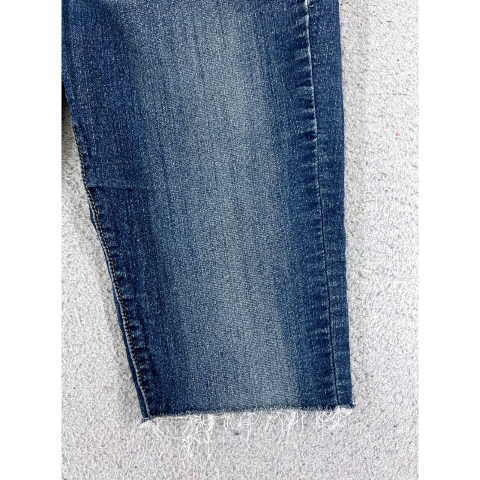 Levi's Levis Shorts Womens 4 Blue Cutoff Denim Jeans Cotton Blend Denizen 26x14 5-Pocket Style Denim Size 27" / US 4 / IT 40 - 2 Thumbnail