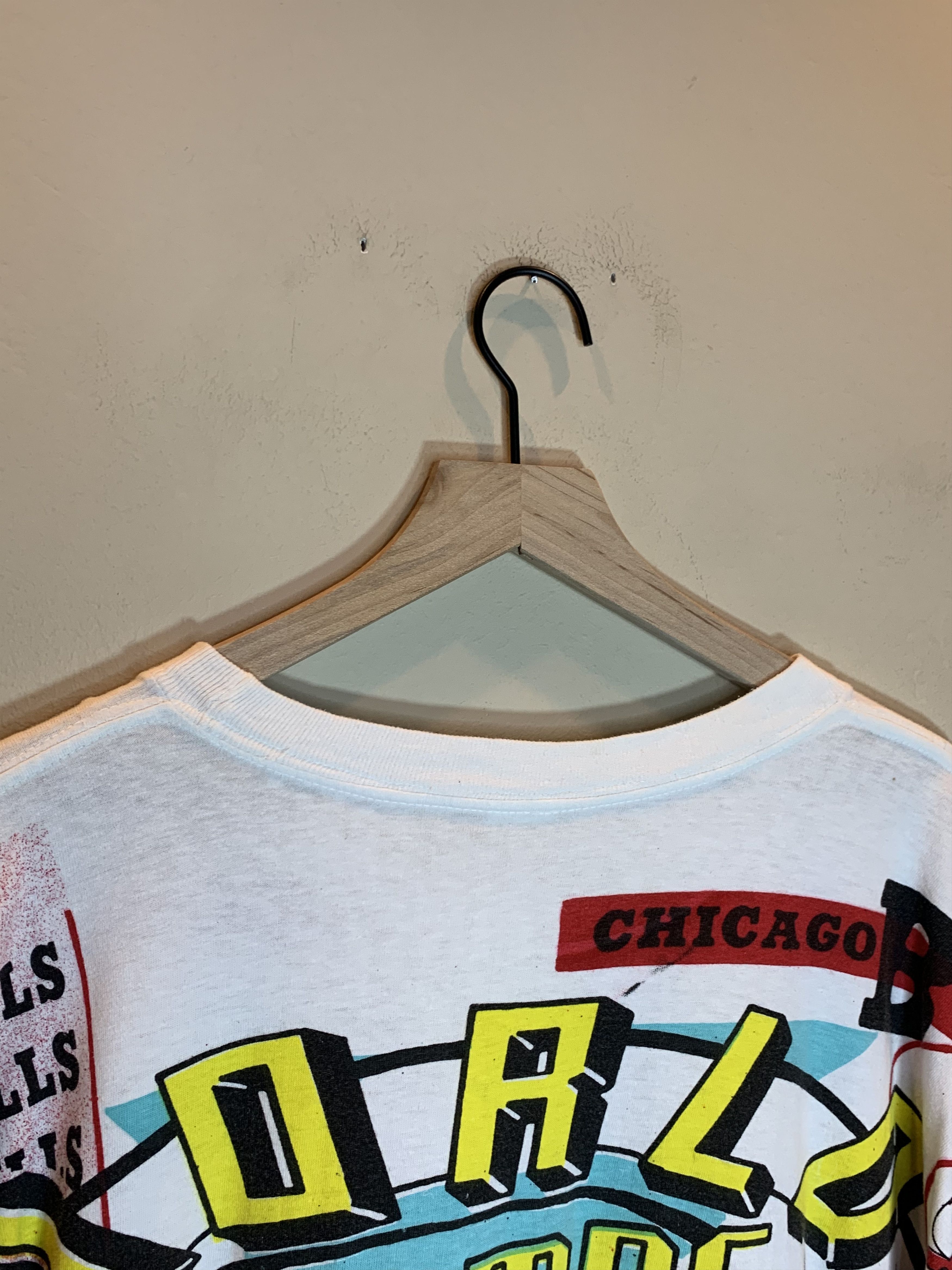 Vintage *RARE* Vintage 90s Chicago Bulls AOP NBA Magic Johnson Shirt Size US XL / EU 56 / 4 - 9 Thumbnail