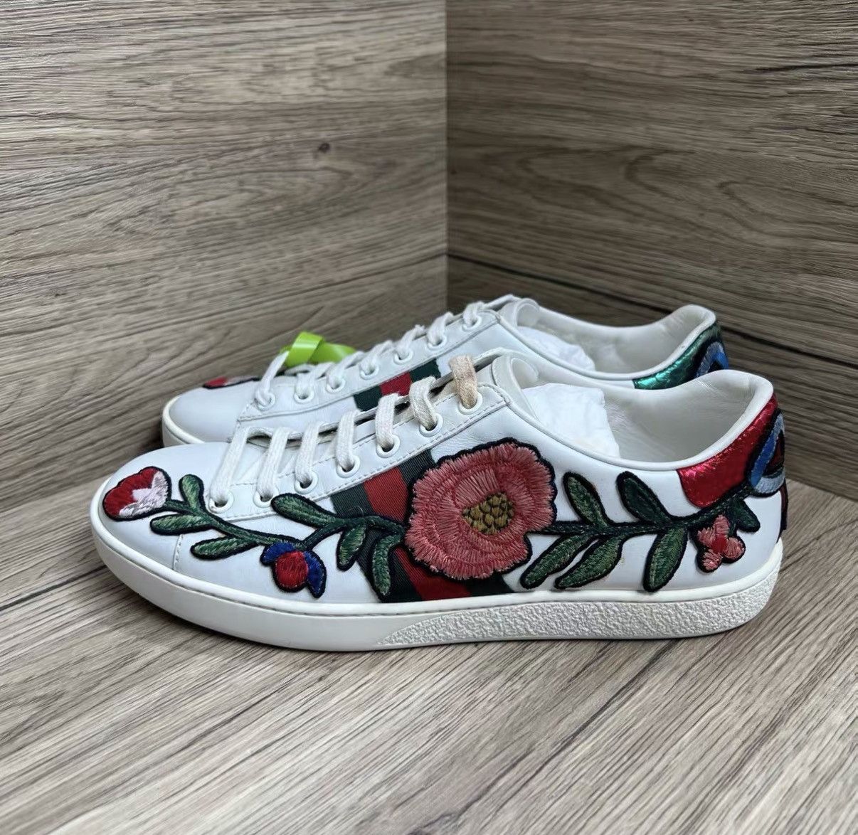 Gucci Gucci ACE Rose Embroidery White Sneakers J41 Size US 6.5 / IT 36.5 - 1 Thumbnail