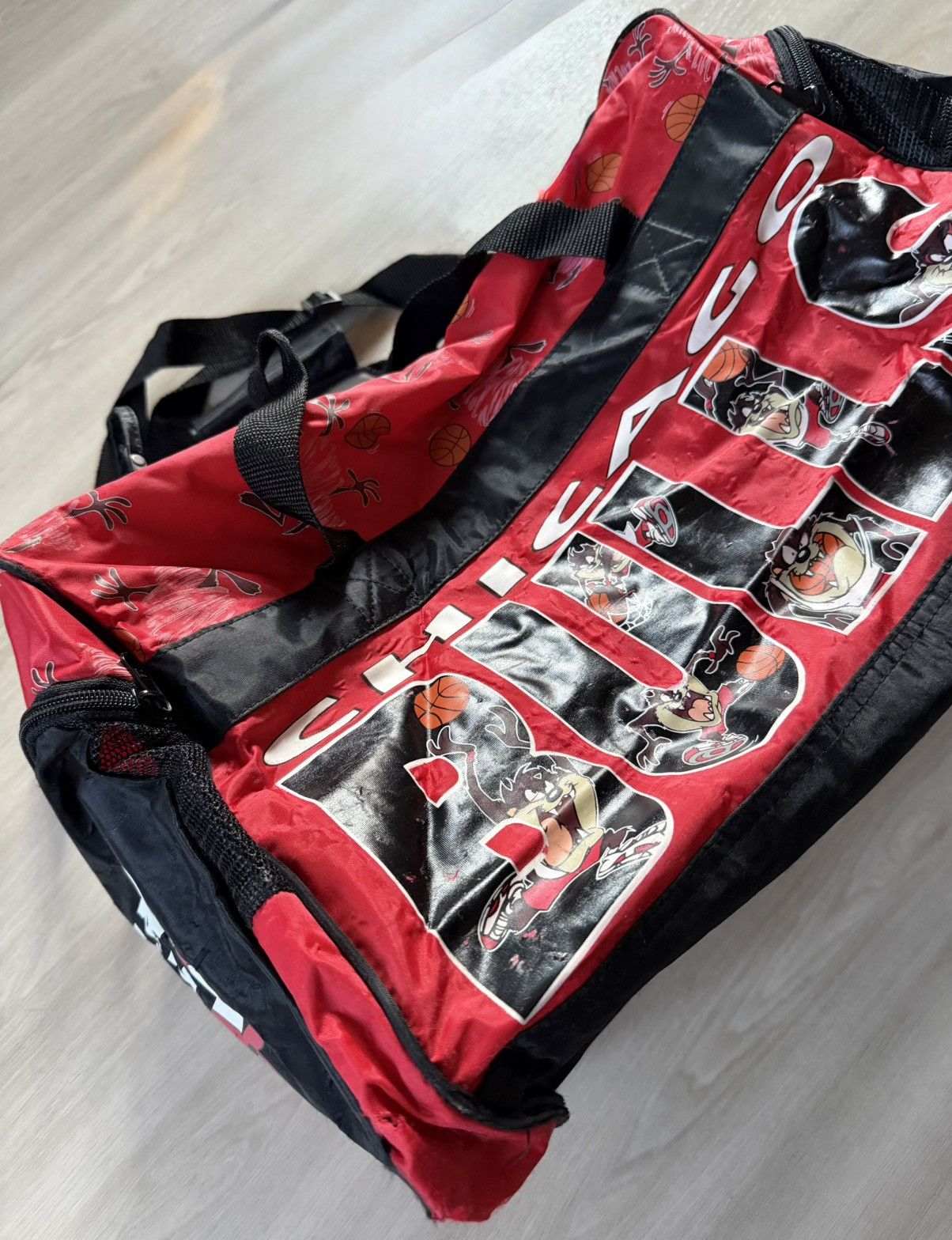 NBA Vintage Looney Tunes Chicago Bulls Duffel Bag NBA 1998 Taz Size ONE SIZE - 3 Thumbnail