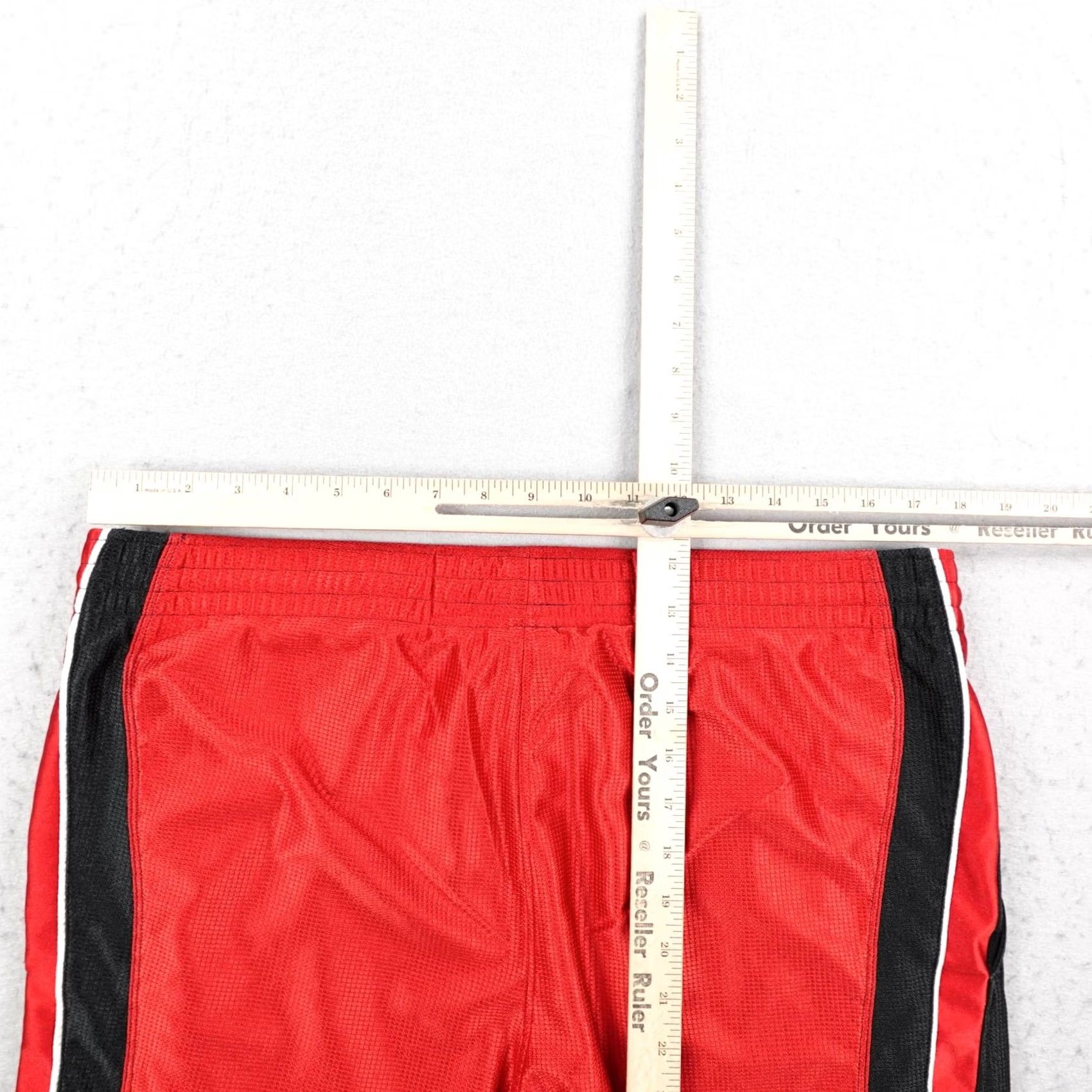 Nike VINTAGE Nike Shorts Mens Medium Black Red Basketball Gym Swoosh Y2K Size US 31 - 5 Thumbnail