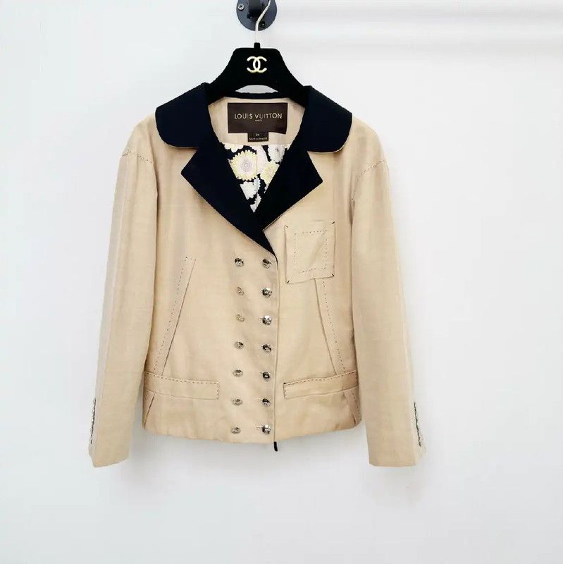 Louis Vuitton Louis Vuitton Beige Women's Coat XS Size 0089 Size XS / US 0-2 / IT 36-38 - 1 Thumbnail