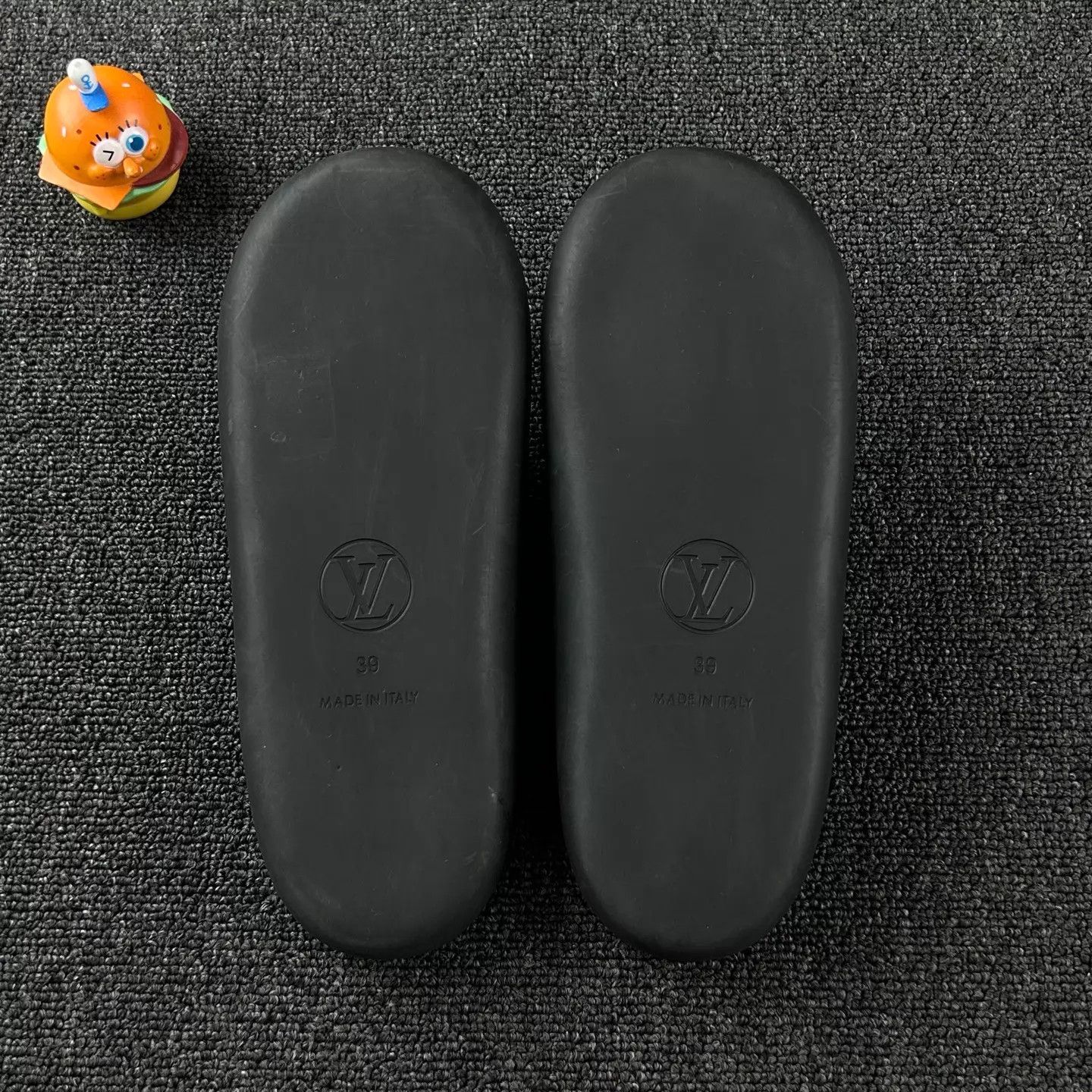 Louis Vuitton LV Flamingo Slippers 39 Light Worn Monogram Badge Size US 8.5 / IT 38.5 - 6 Thumbnail