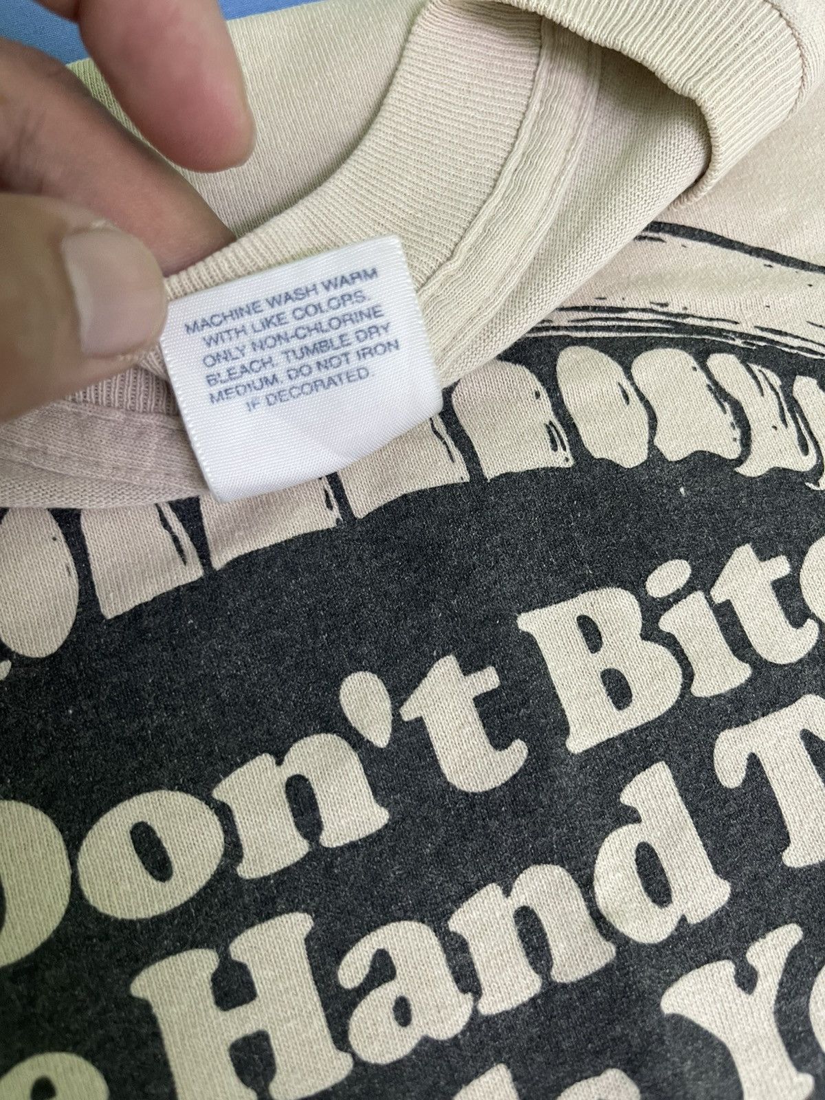 Supreme Supreme Don't Bite The Hand That Feeds You Tee from 2003 Size US L / EU 52-54 / 3 - 14 Thumbnail