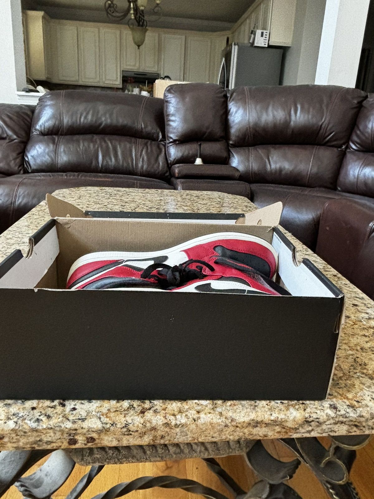 Jordan Brand Jordan 1 Mid Chicago Mid Toe Size US 10 / EU 43 - 2 Thumbnail