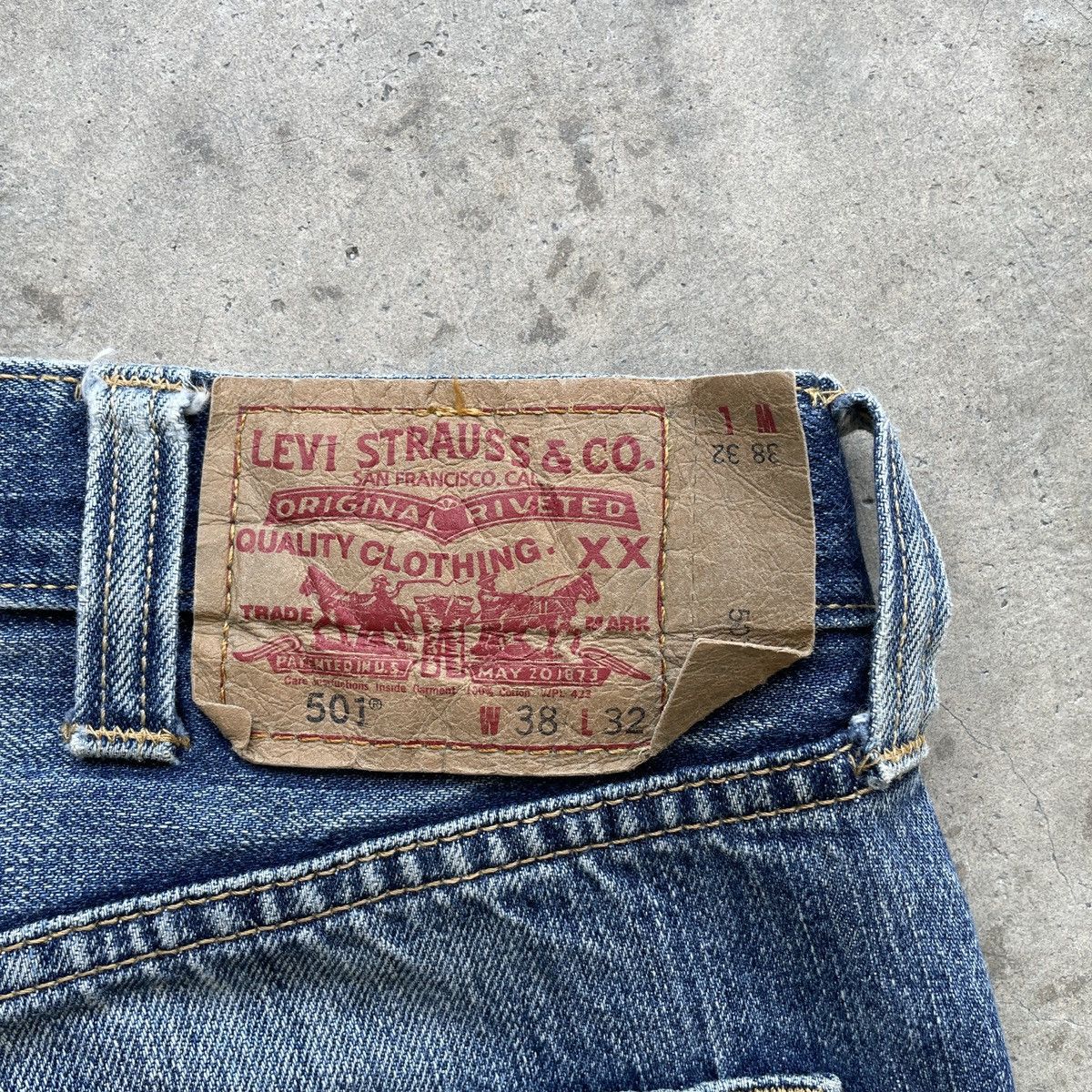Jean × Levi's × Vintage Vintage Levi’s 501 Distressed Fly Button Faded Jeans Pants Size US 36 / EU 52 - 12 Thumbnail
