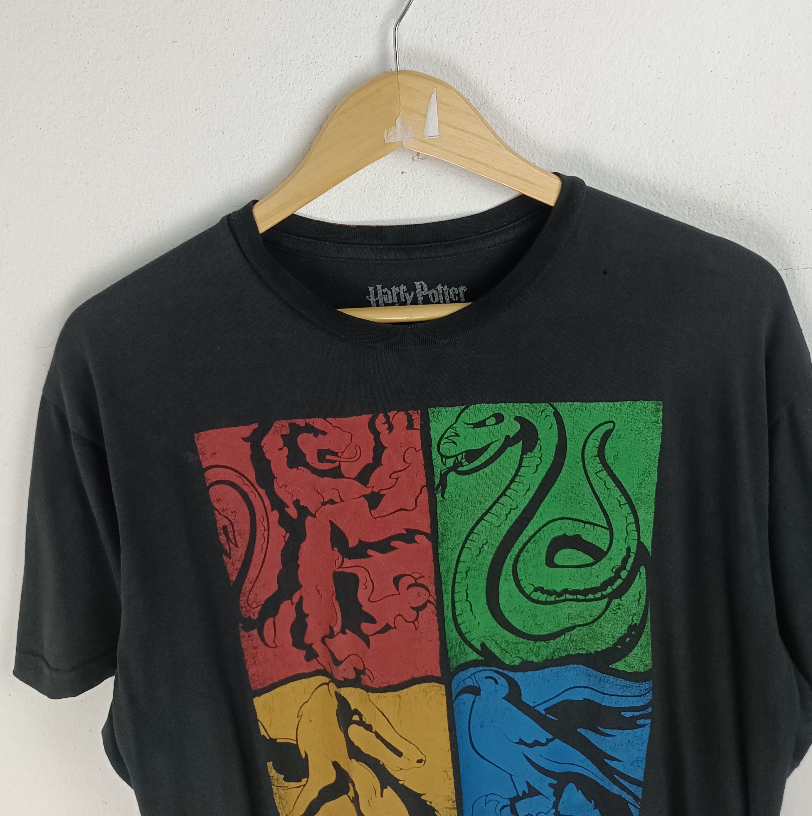 Vintage THRASHED FADED VINTAGE HARRY POTTER HOUSES TEE GRYFFINDOR Size US L / EU 52-54 / 3 - 9 Thumbnail