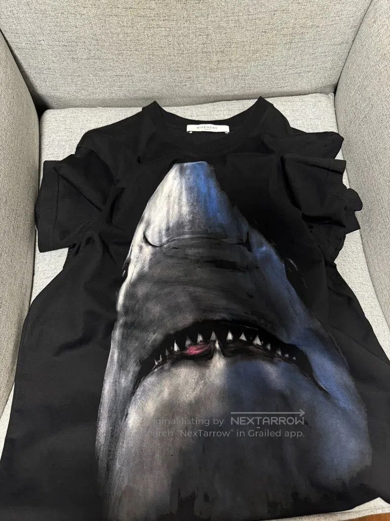 Givenchy givenchy shark graphic t. Size US M / EU 48-50 / 2 - 1 Thumbnail
