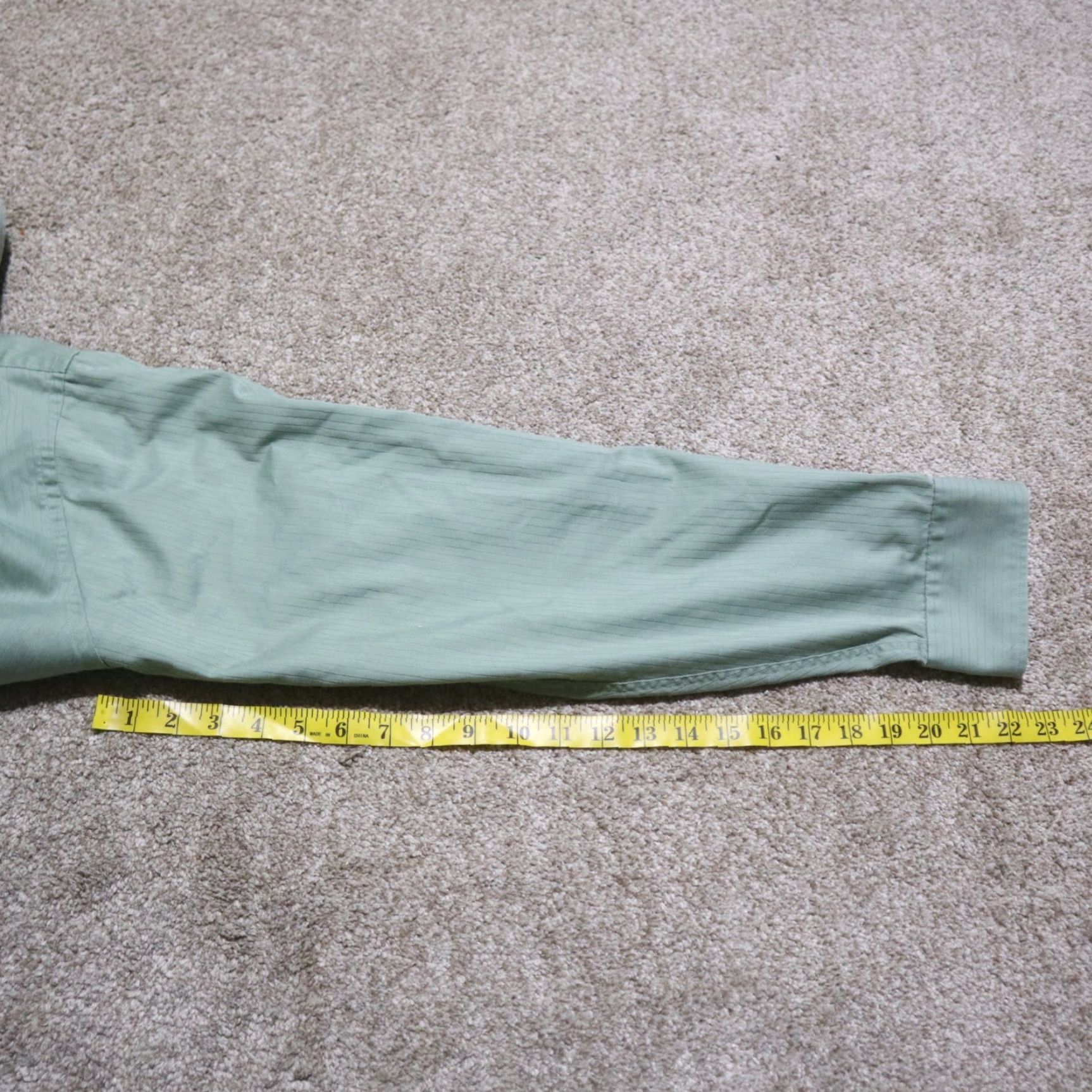 Arrow Arrow Green Satin Twill Long Sleeve Shirt Men's L Regular 16 34/35 Button-Front Cotton Blend 5-Button 90s Style Mens Size US L / EU 52-54 / 3 - 7 Thumbnail