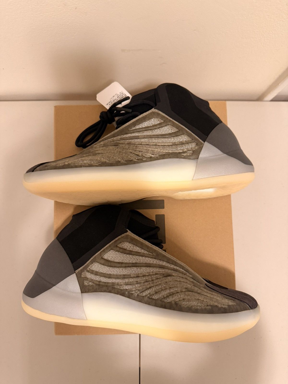 Yeezy Yeezy QNTM Barium Size 8.5 M Size US 8.5 / EU 41-42 - 1 Thumbnail