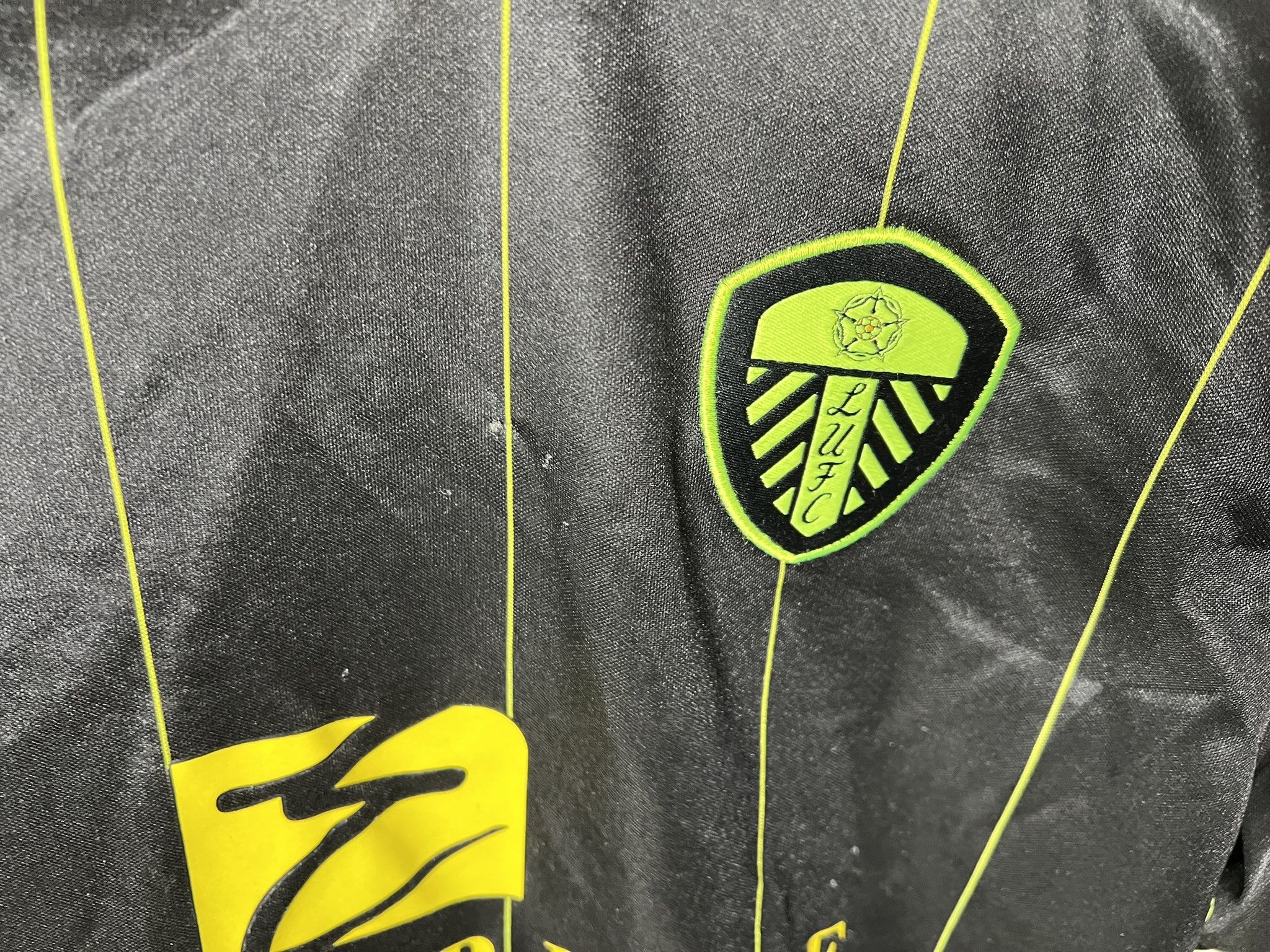 Macron LEEDS UNITED 2011 2012 AWAY FOOTBALL SHIRT SOCCER JERSEY Size US M / EU 48-50 / 2 - 7 Thumbnail
