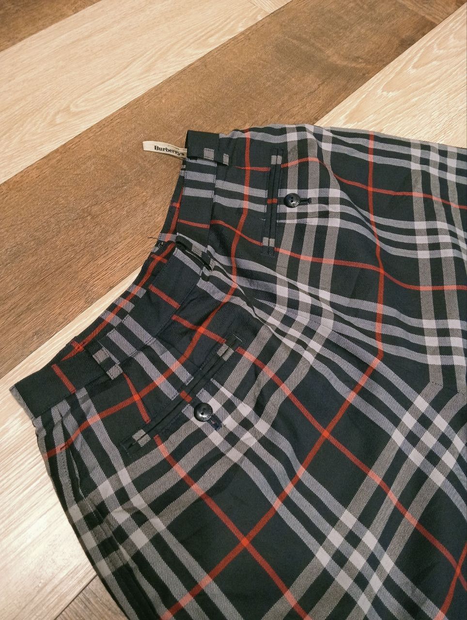 Burberry VINTAGE BURBERRYS NOVA CHECK WOOL SHORTPANTS Size 26" / US 2 / IT 38 - 8 Thumbnail