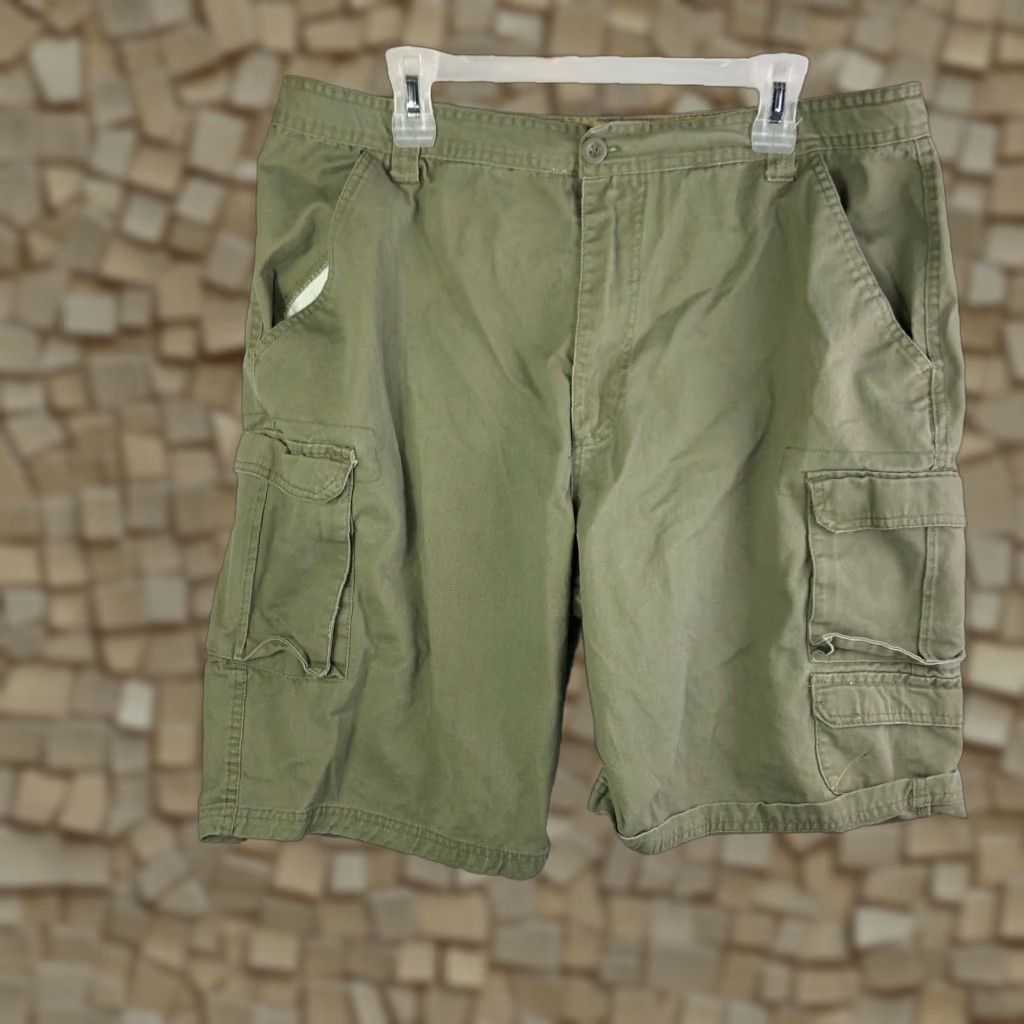 Vintage Rugged Wear Green Cargo Shorts Mens Size 40 Mid Rise 100% Cotton Size US 35 - 1 Thumbnail