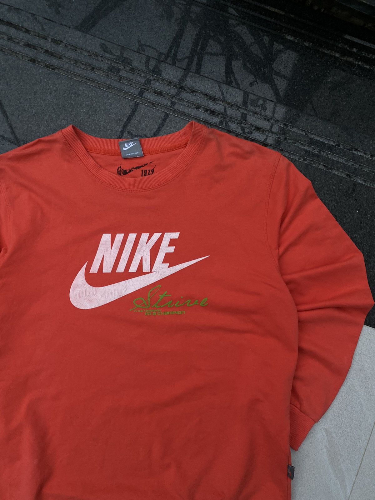 Nike × Vintage 90’s NIKE RARE BIG LOGO RETRO Y2K SWOOSH SWEATSHIRT Size US M / EU 48-50 / 2 - 2 Thumbnail