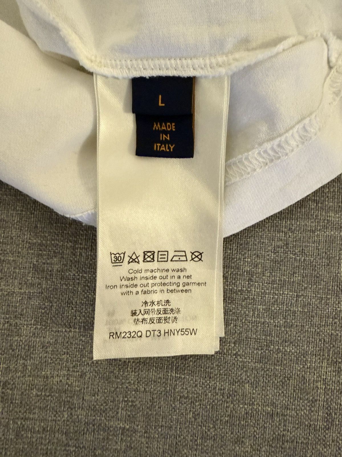 Louis Vuitton Louis Vuitton embossed LV logo white t shirt L Size US L / EU 52-54 / 3 - 8 Thumbnail