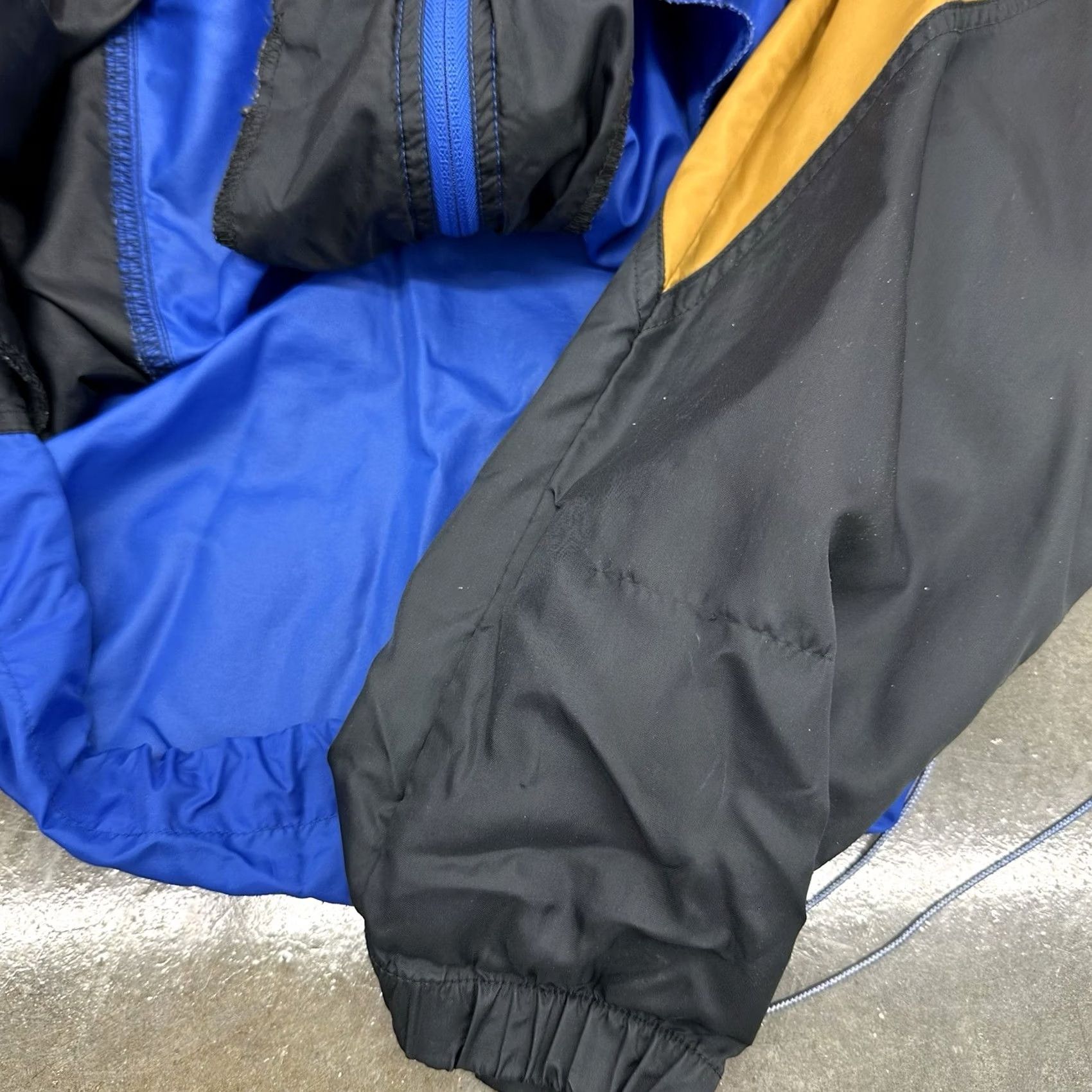 Nike VINTAGE Nike Geometric Blue Black Gold Windbreaker Jacket Nylon XL Mens Regular Windbreaker Fully Zip Hooded 90s Logo Embroidered Spring Summer Winter Size US XL / EU 56 / 4 - 4 Thumbnail
