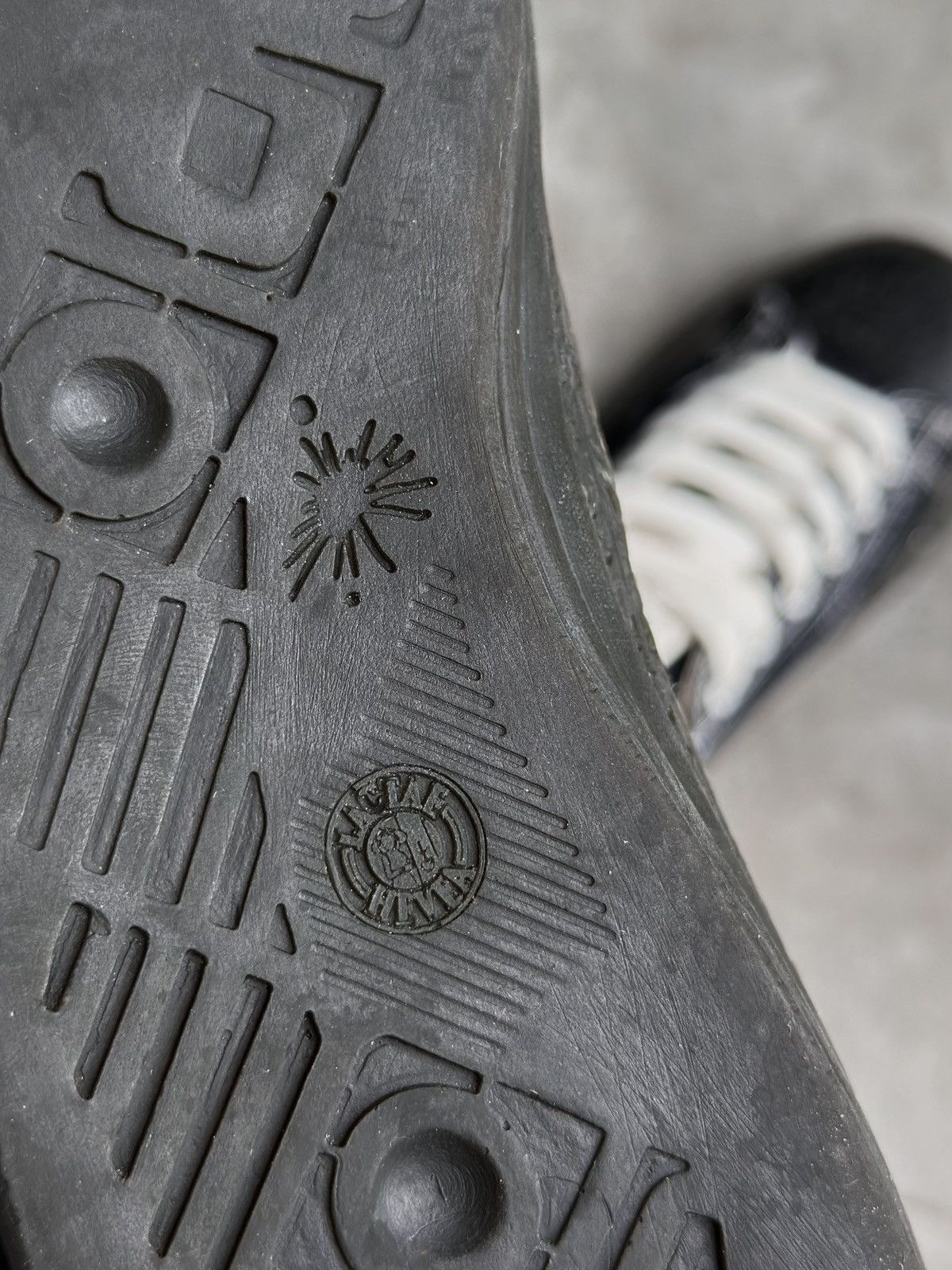 MAISON MIHARA YASUHIRO MMY GENERAL SCALE LOW TOP SNEAKERS