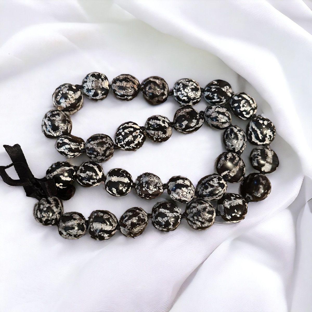Other Hawaiian Kului nut black and white Lei necklace Size ONE SIZE - 2 Thumbnail