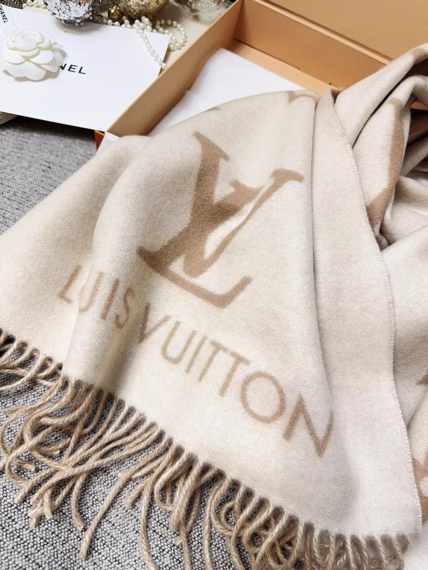 Louis Vuitton LV Monogram Cashmere Scarf Milky Tea Unused Boxed Size ONE SIZE - 5 Thumbnail