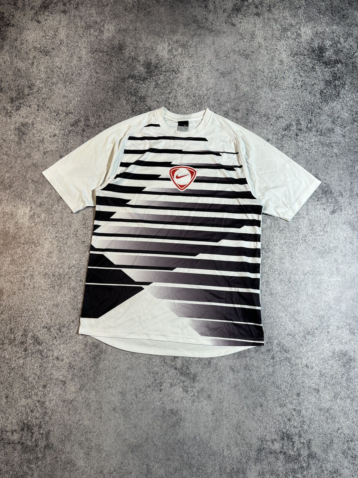 Nike × Vintage Y2k vintage Big Logo Nike t-shirt Streetwear style rare M Us Size US M / EU 48-50 / 2 - 2 Thumbnail