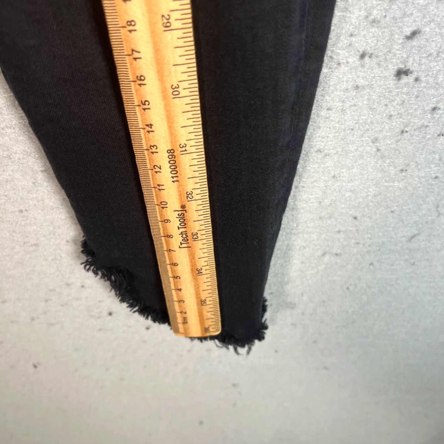 Frame FRAME Frame Womens Jeans Skinny Black Denim 26 Inseam 27 Raw Hem Adult Women 26 Black Skinny Denim 90s? (if 90s not known, skip decade) Womens Size 26" / US 2 / IT 38 - 7 Thumbnail