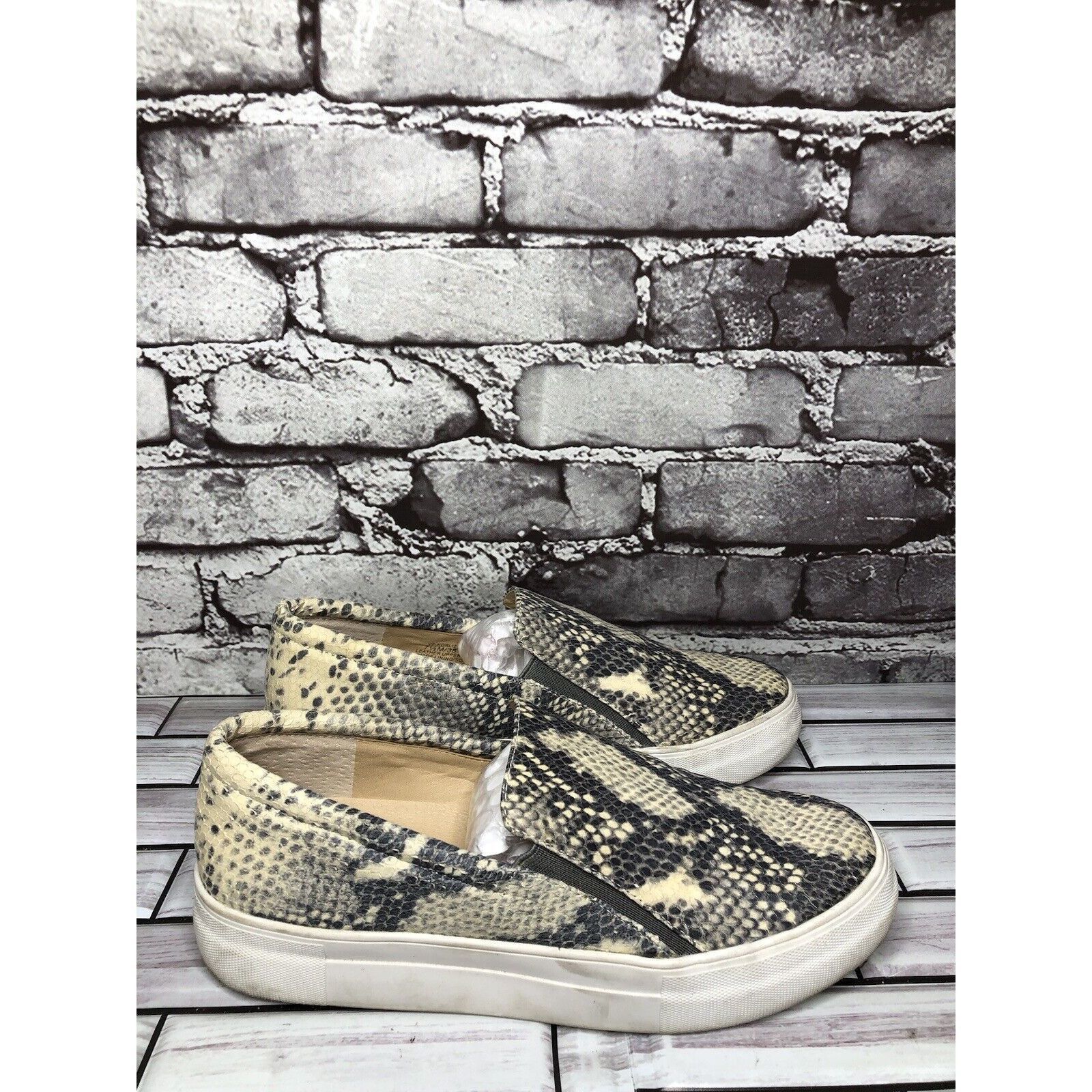 Vince Camuto Vince Camuto Korli 2 Ivory Leather SnakeSkin Slip On Sneaker Size US 7.5 / IT 37.5 - 12 Thumbnail