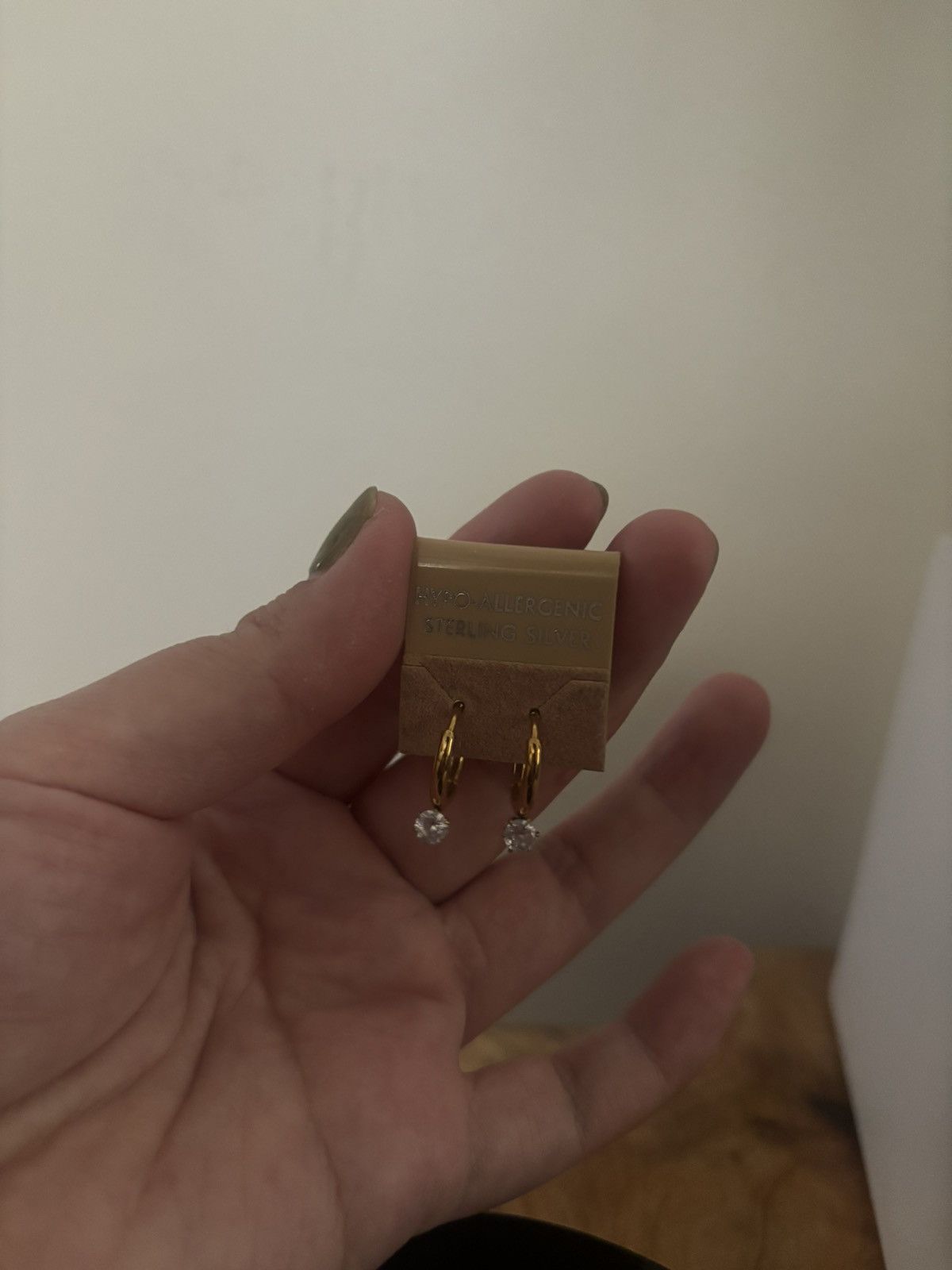 Vintage Vintage gold Huggie Earrings In White Crystal Size ONE SIZE - 3 Thumbnail