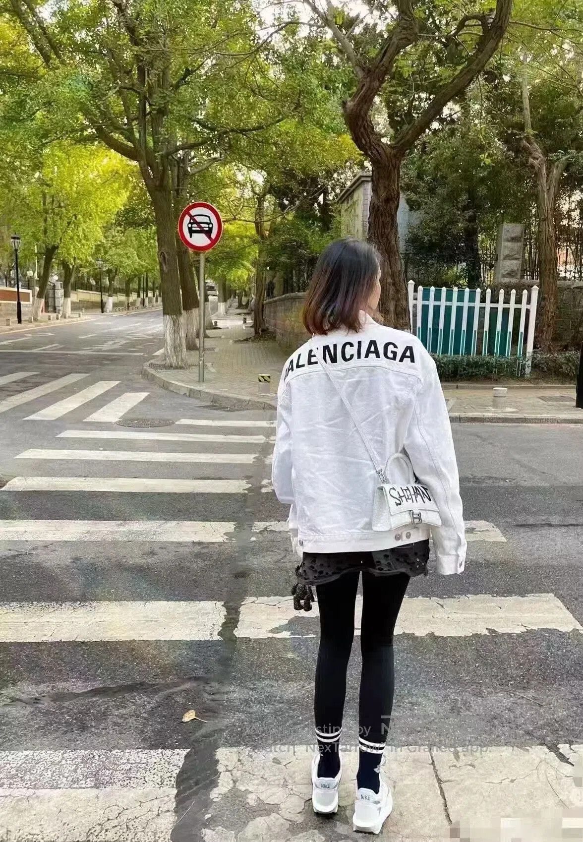 Balenciaga Balenciaga Logo Denim Jacket in White. Size US M / EU 48-50 / 2 - 7 Thumbnail