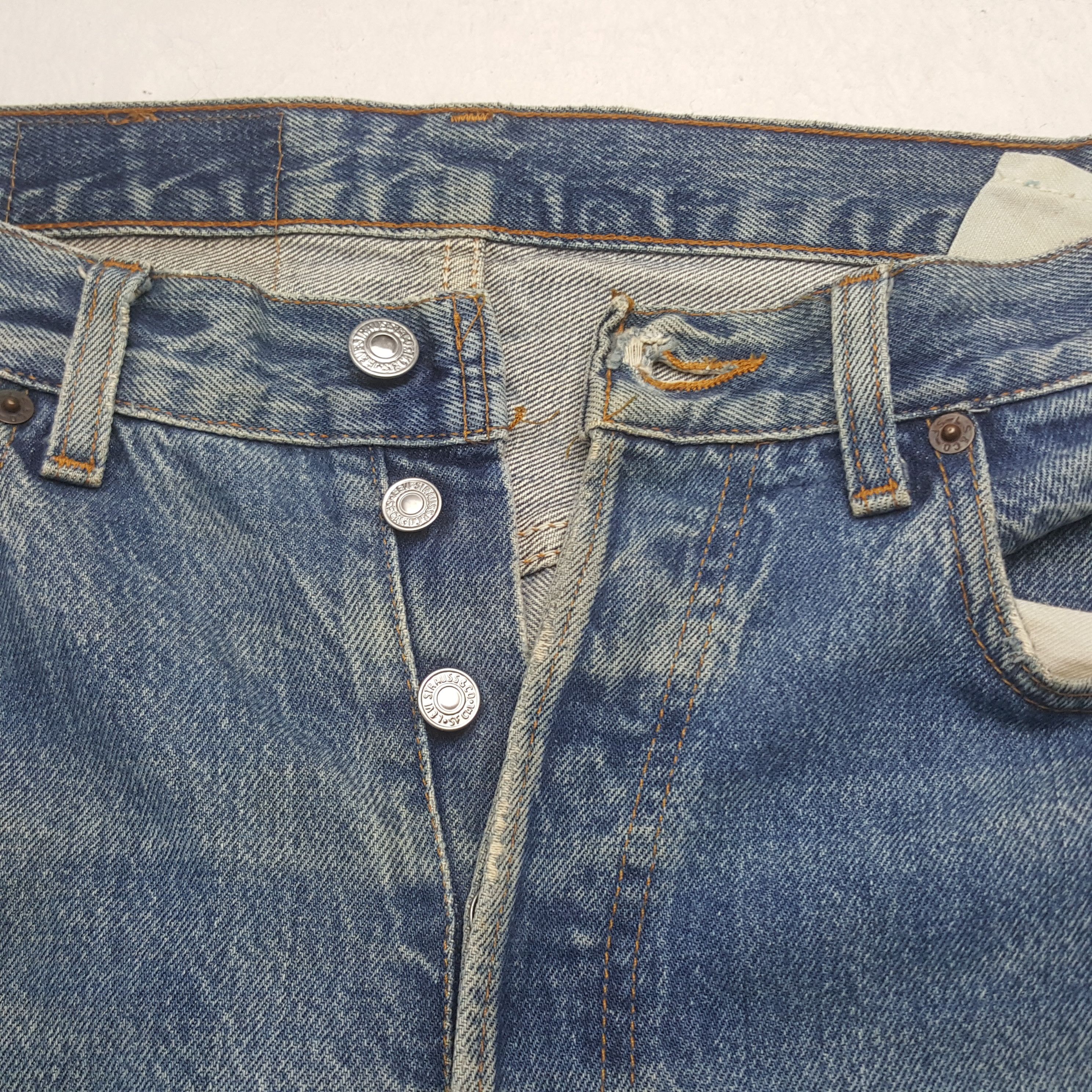 Vintage Vintage Levi's 501 90's Distressed Denim Jeans RR9 Size US 33 - 7 Thumbnail