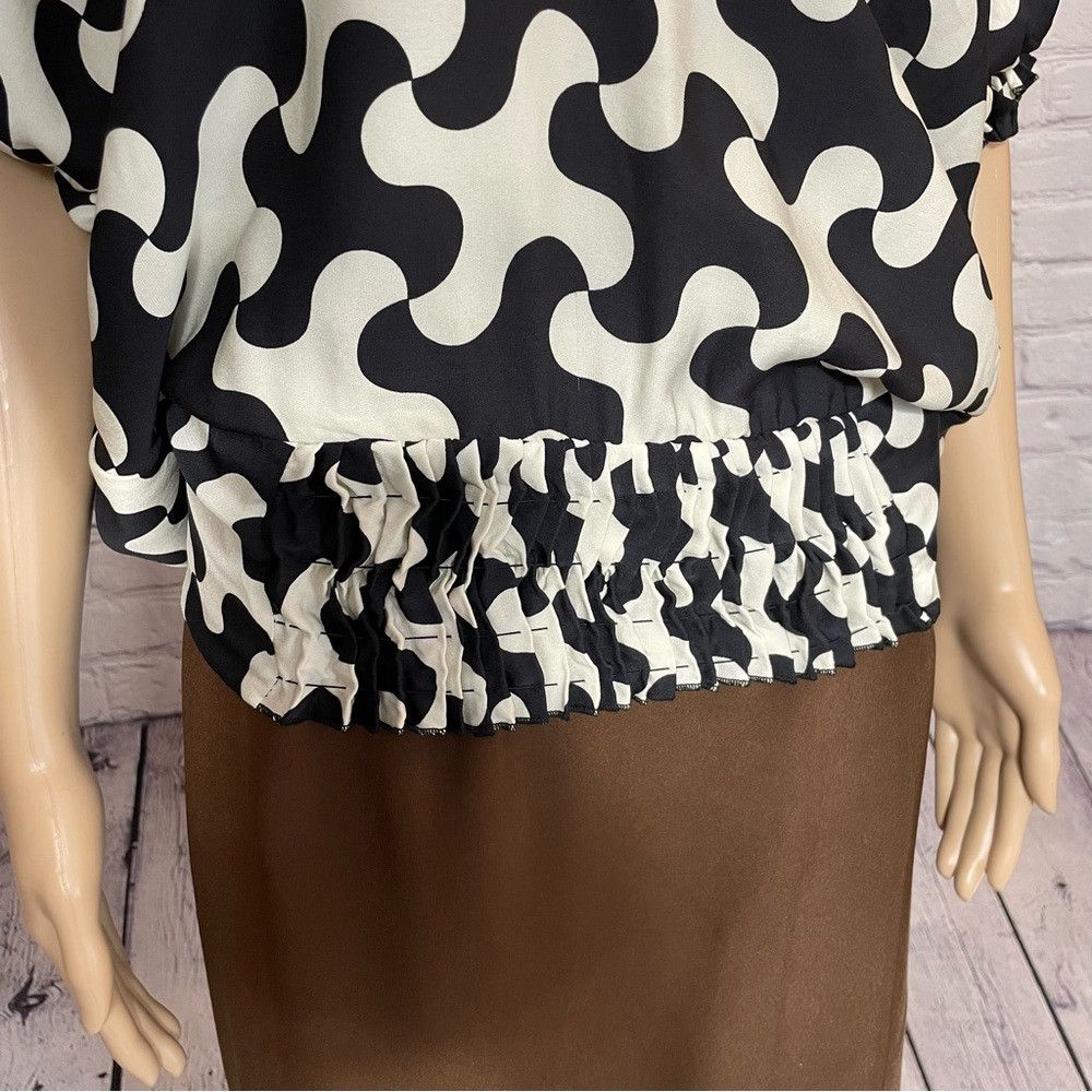 Diane von Furstenberg Diane Von Furstenberg Silk Black White Short Sleeve Blouse Size XS / US 0-2 / IT 36-38 - 3 Thumbnail