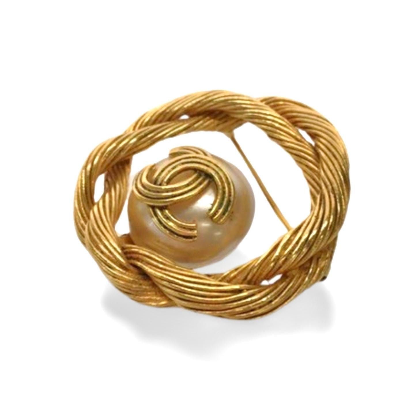 Chanel Vintage Chanel gold tone twisted frame brooch with cc Size ONE SIZE - 5 Thumbnail